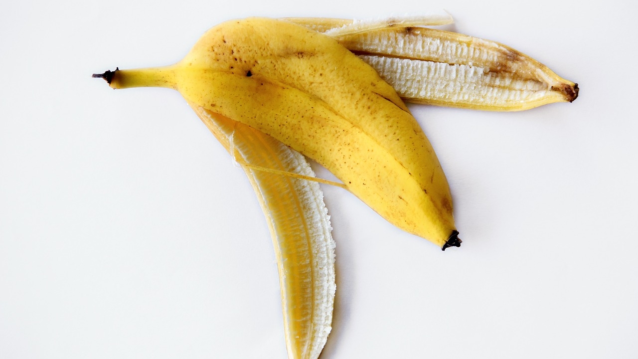 El uso desconocido de la cáscara de plátano: por qué nunca deberías tirarla