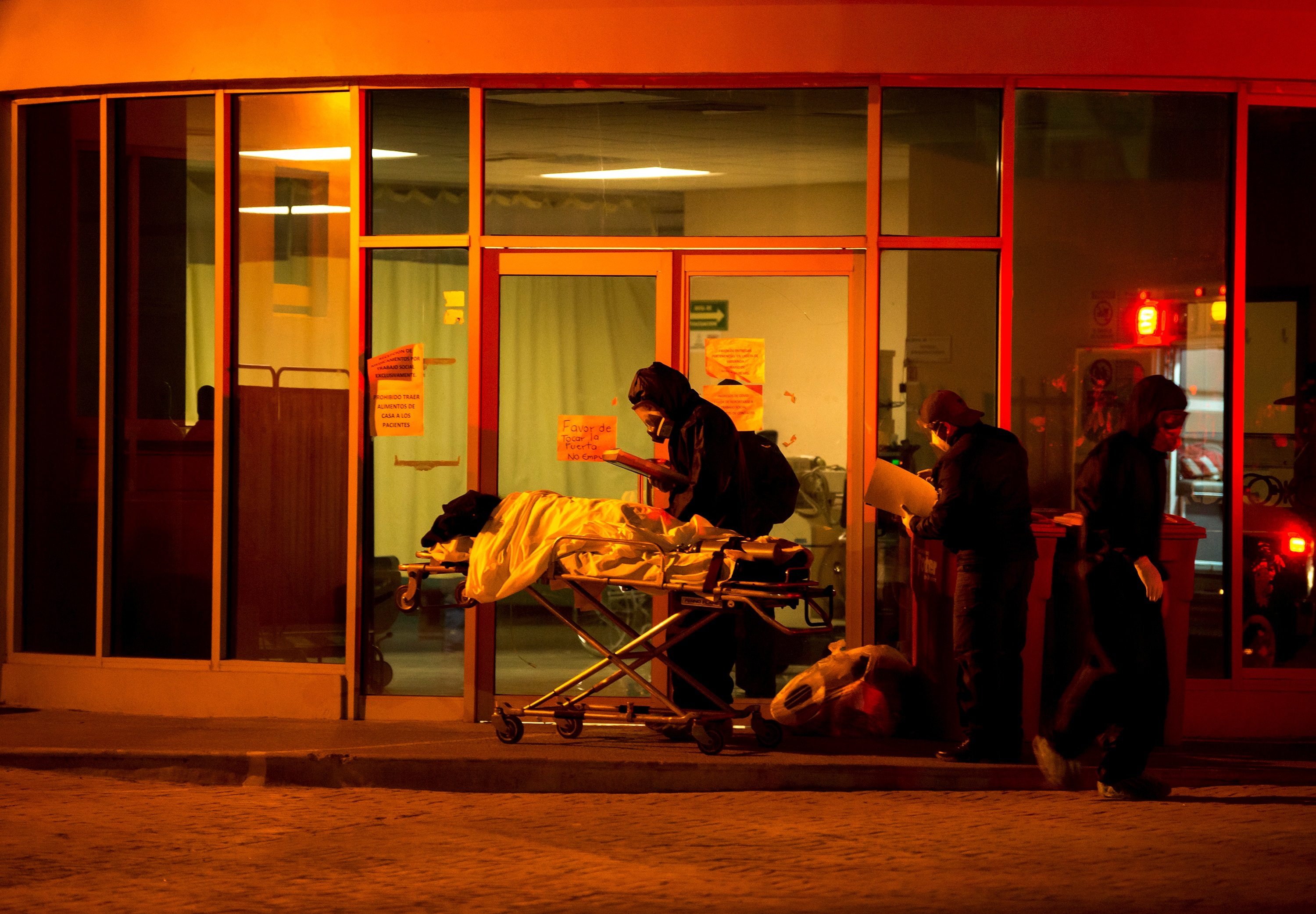 Los hospitales de la Ciudad de México tienen más del 80% de sus camas ocupadas y muchos pacientes fallecen porque los conductores de ambulancias dicen que tardan horas en encontrarles una disponible (Foto: EFE/Miguel Sierra)
