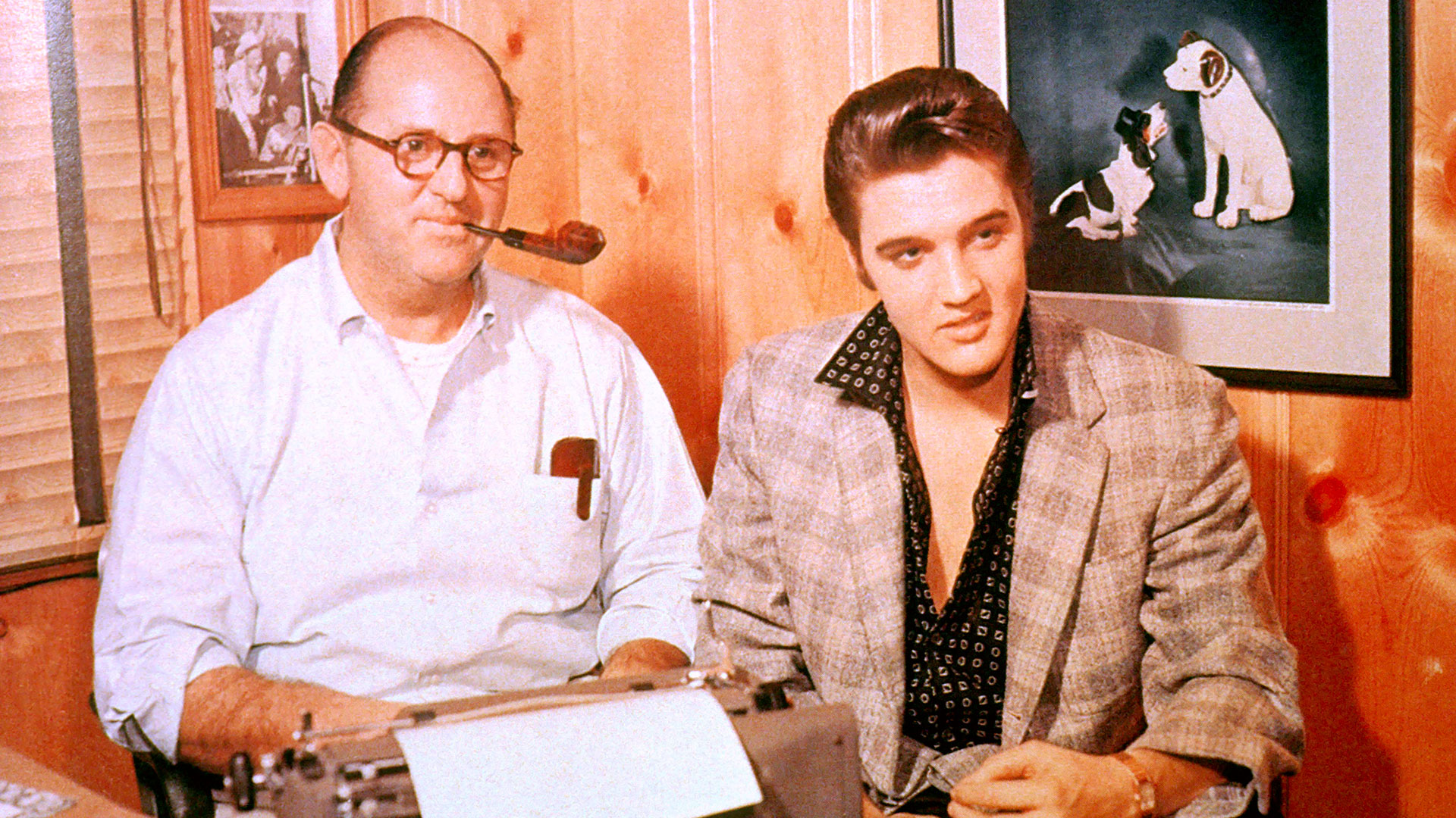 El Coronel Tom Parker con Elvis Presley: el hombre lo llevó a la fama pero también al abismo del final (GAB Archive/Redferns)