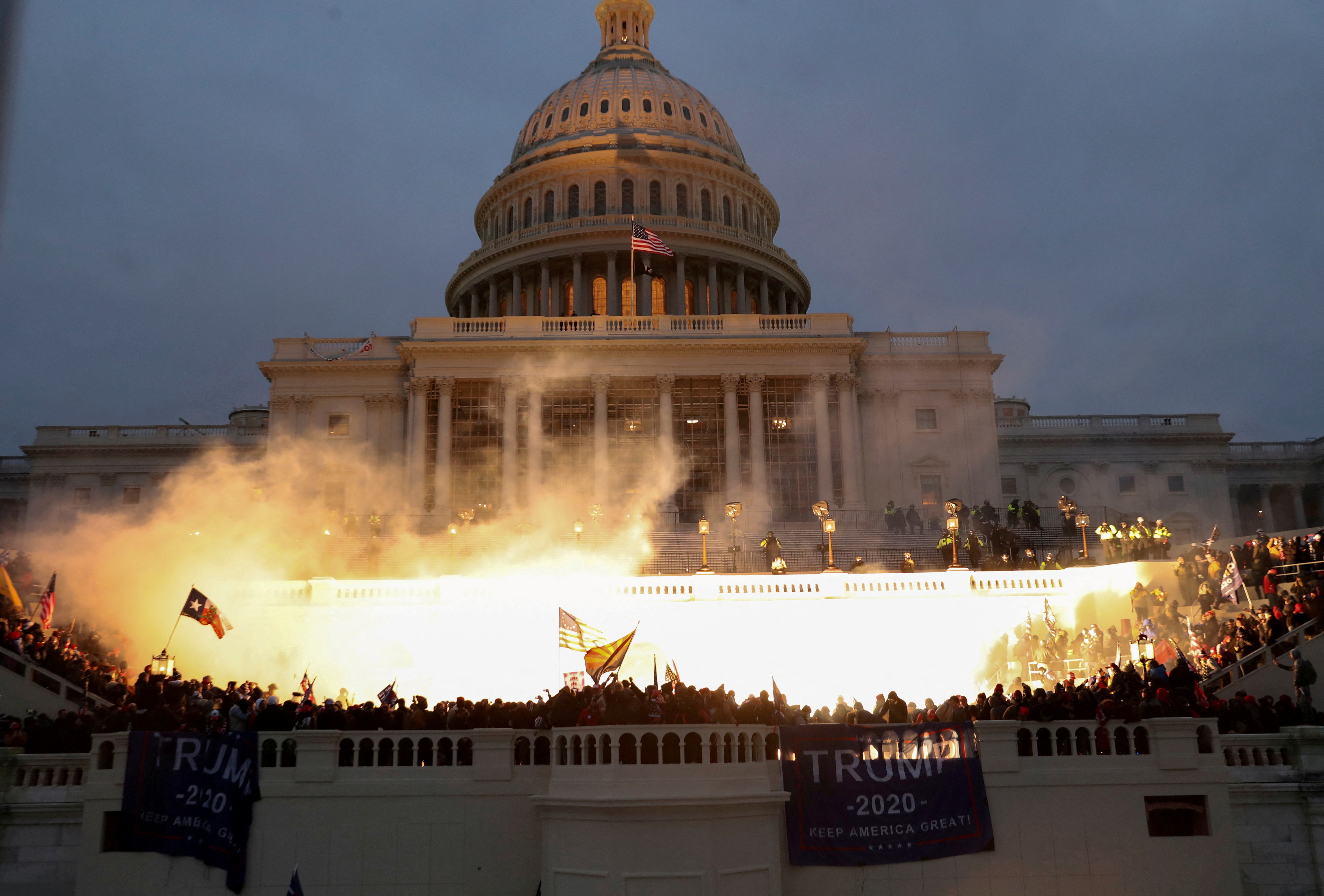 Foto de archivo: Una explosión causada por una munición de la policía se ve mientras los partidarios de Trump protestan frente al edificio del Capitolio de Estados Unidos el 6 de enero de 2021 (Reuters)