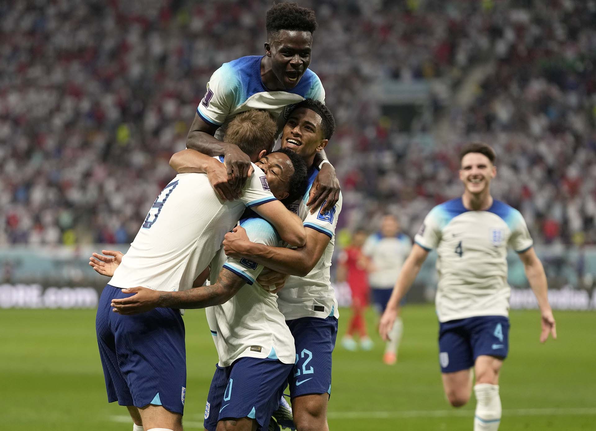 El abrazo entre los ingleses en la celebración del tercer tanto frente a Irán 
