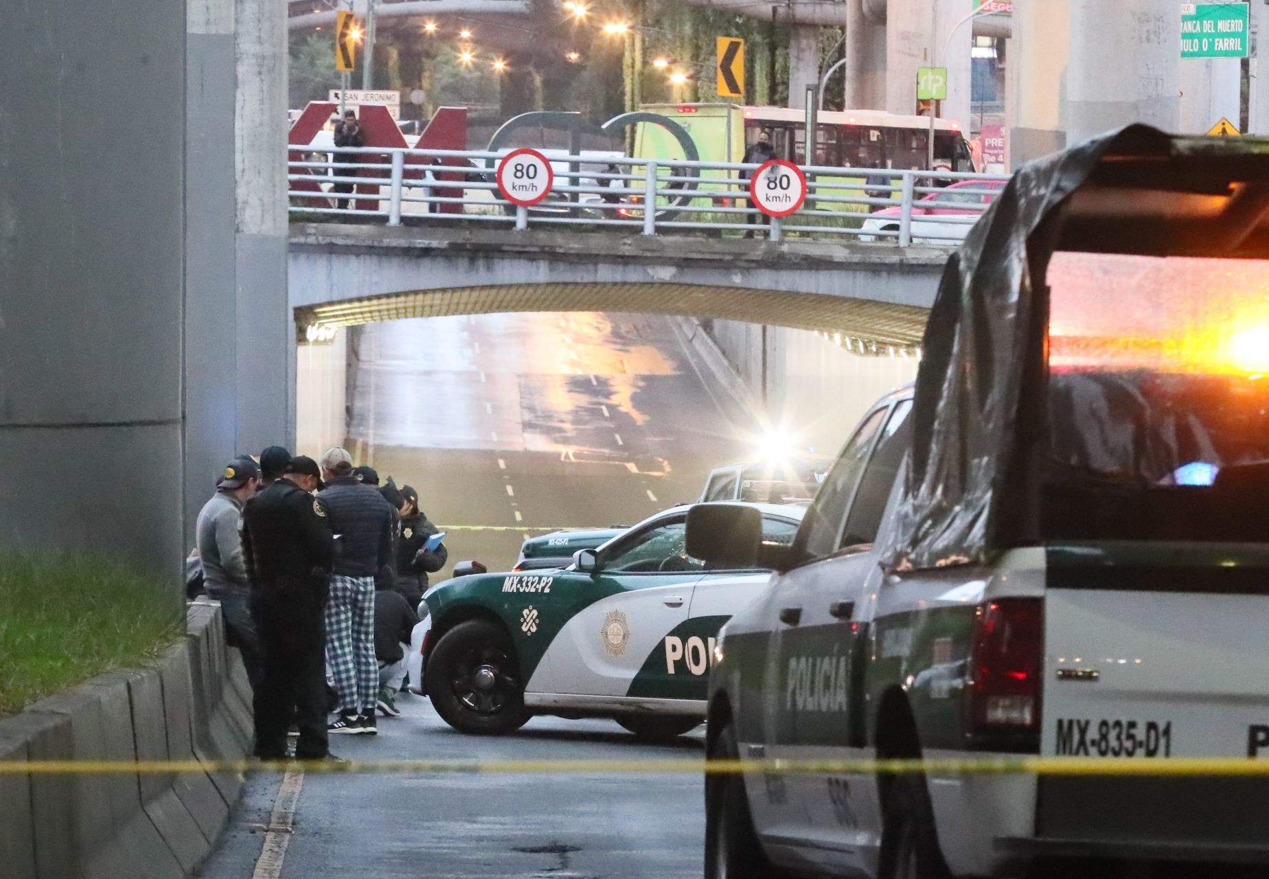 Policías de la CDMX fueron felicitados por evitar que el hombre se lanzara del puente (FOTO: ROGELIO MORALES/CUARTOSCURO.COM)