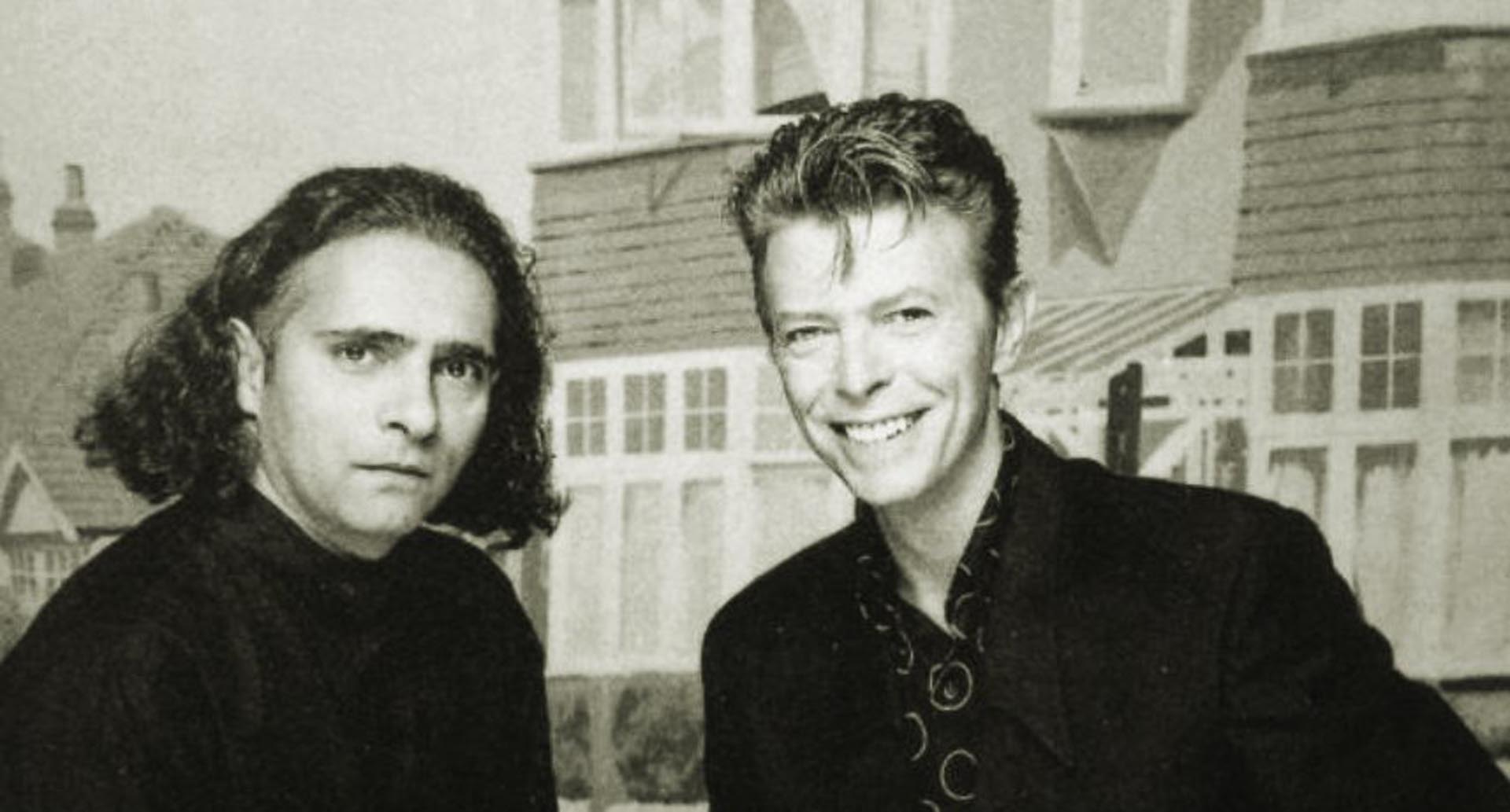 Hanif Kureishi e David Bowie, che ha realizzato la colonna sonora per la serie TV della BBC2 basata sul romanzo "Buddha dai sobborghi". 