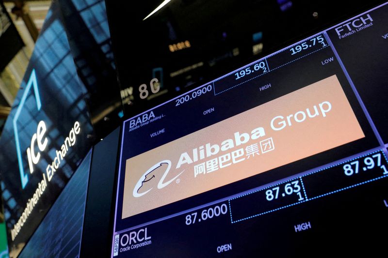 El logo Alibaba Group para en el parqué de la Bolsa de Nueva York en Manhattan, Nueva York, Estados Unidos, 3 de agosto de 2021. REUTERS/Andrew Kelly/Archivo