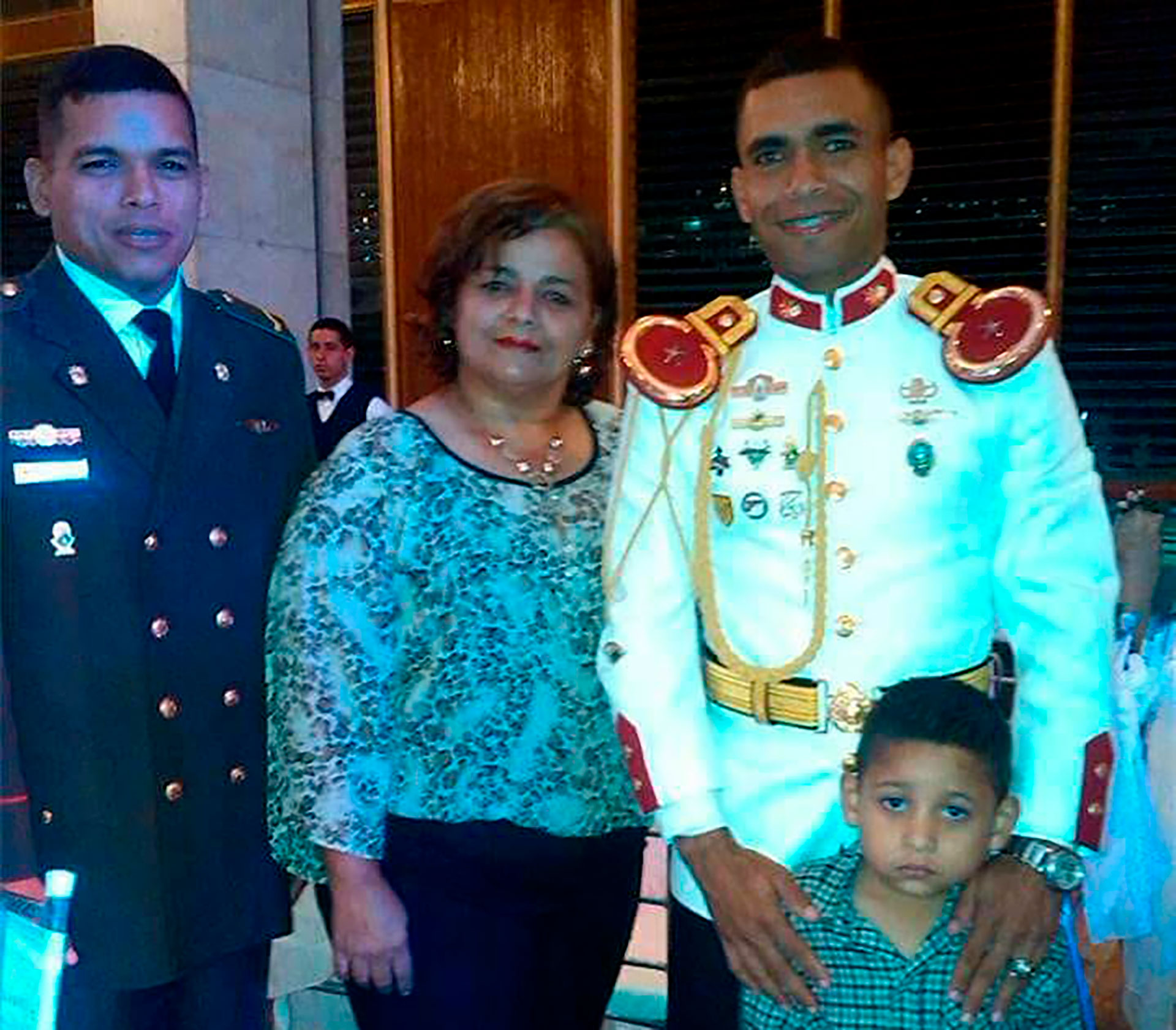 Jeffesorn José Bravo con su mamá y hermano menor en la graduación de Roberto Carlos