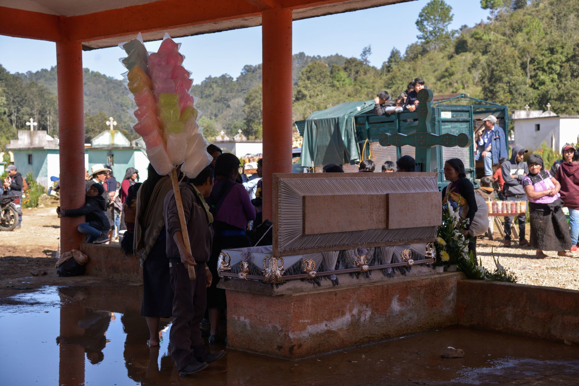 SAN JUAN CHAMULA, CHIAPAS, 08NOVIEMBRE2020.- De las dos familias que fueron arrastradas por el agua la madrugada del viernes, solo una mujer sobrevivió, sus cuatro hijos y esposo murieron junto con la familia de su cuñado
FOTO: ISABEL MATEOS /CUARTOSCURO.