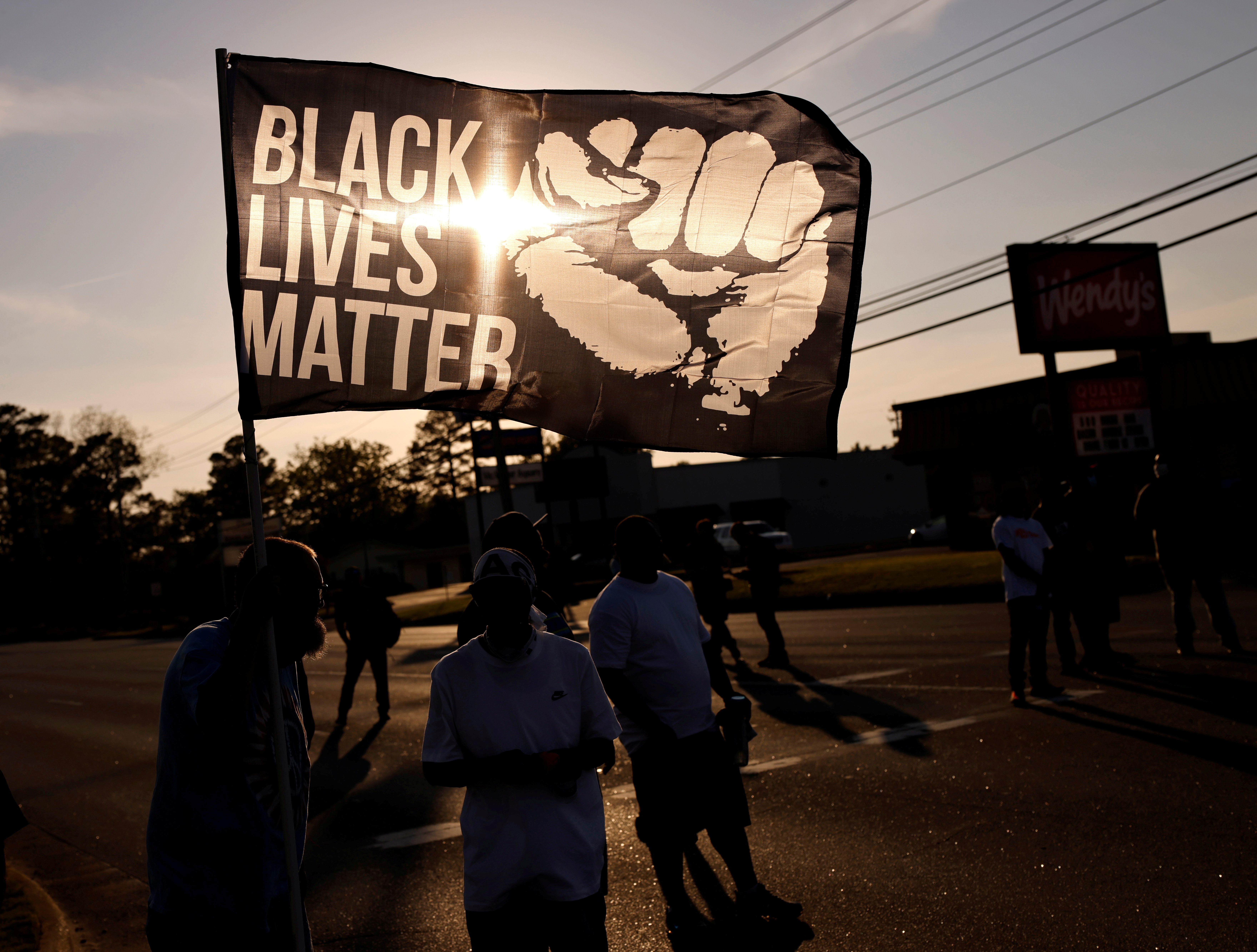 Frente a "Ni Una Menos" se contesta "Ni Uno Menos" y frente a "Las vidas negras importan se contrapone "Todas las vidas importan" (REUTERS/Jonathan Drake)