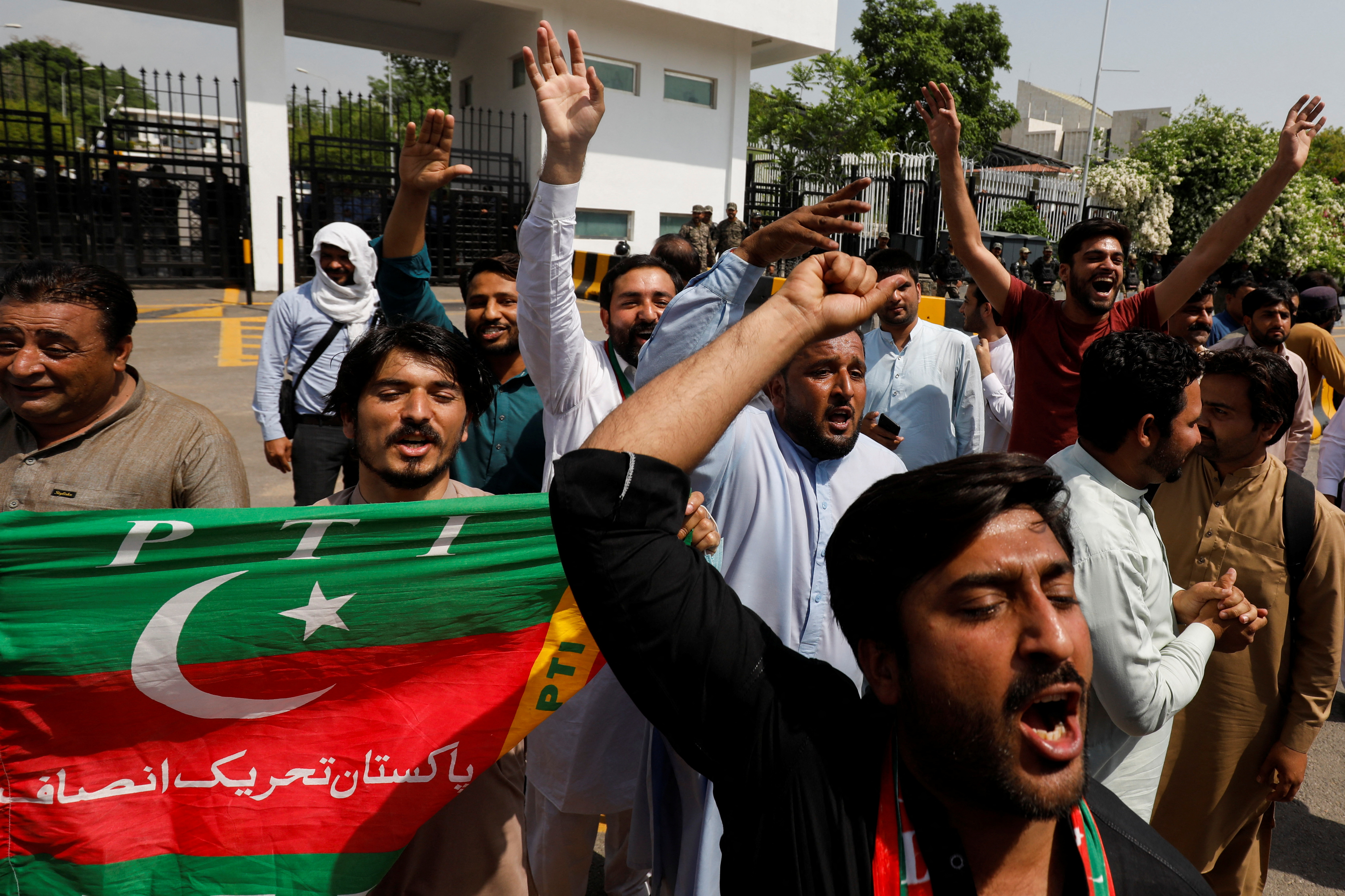 Partidarios del partido político pakistaní Tehreek-e-Insaf (PTI) cantan consignas en apoyo del primer ministro pakistaní, Imran Khan, frente al edificio del parlamento. REUTERS/Akhtar Soomro

