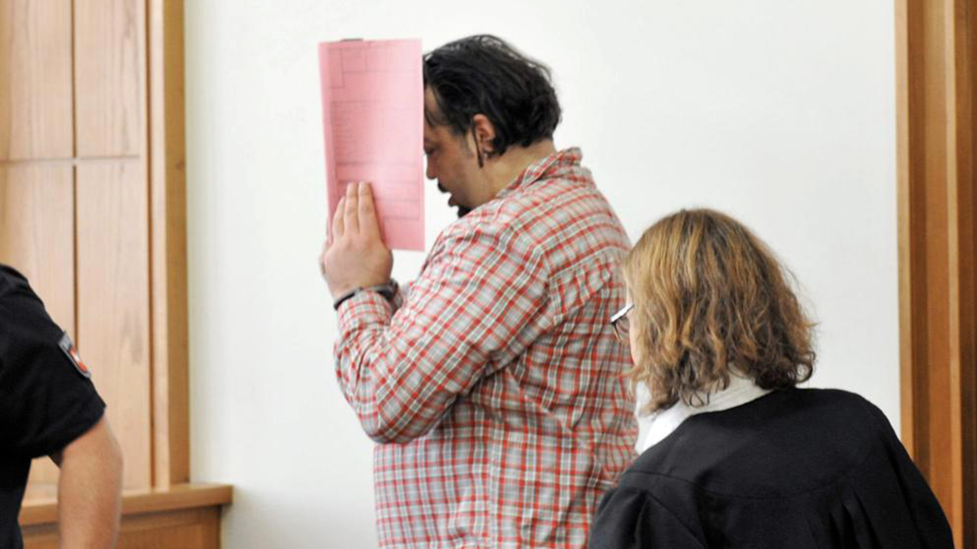 Nils Högel se cubre el rostro en cada audiencia judicial a la que tuvo acceso la prensa (Cortesía Bild)