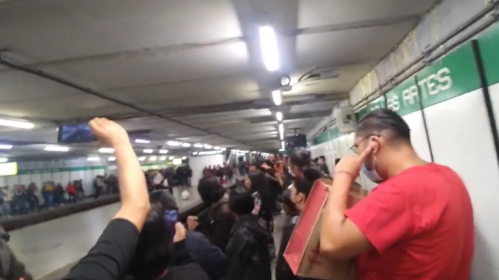 Al ritmo de “Ni tu ni nadie” usuarios amenizaron su espera en Metro Bellas Artes 