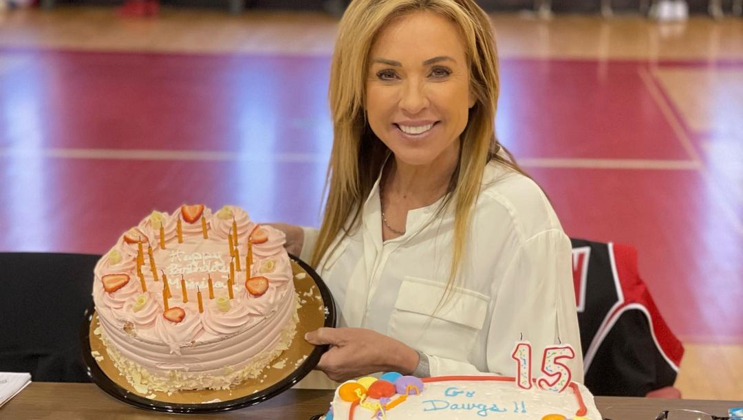 Aldama ha sido entrenadora del equipo de porristas de Navarro College desde el año 2000 y ha ganado 16 títulos nacionales (Instagram @monicaldama)