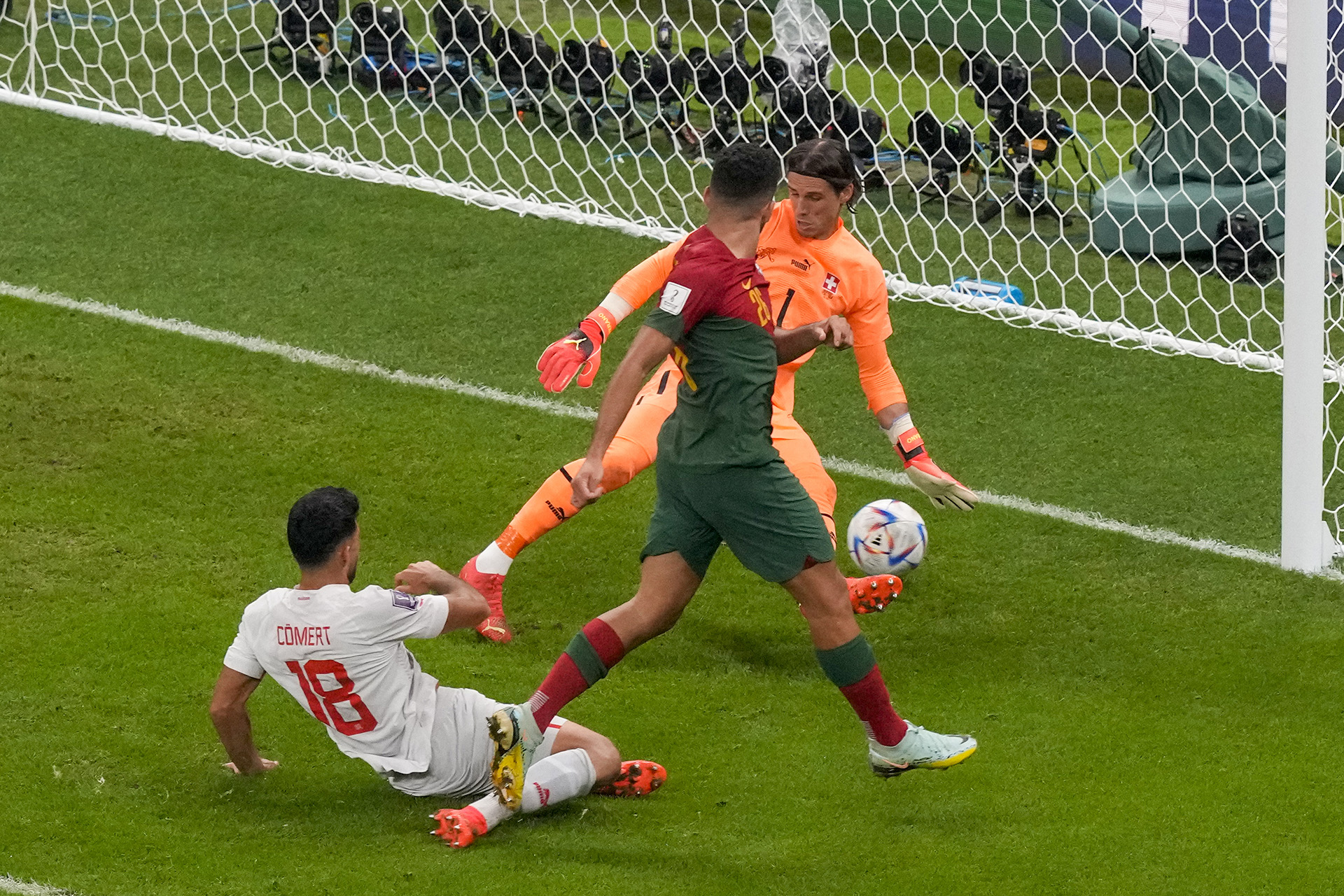 Goncalo Ramos convierte su segundo gol para Portugal ante Suiza (AP Photo/Frank Augstein)