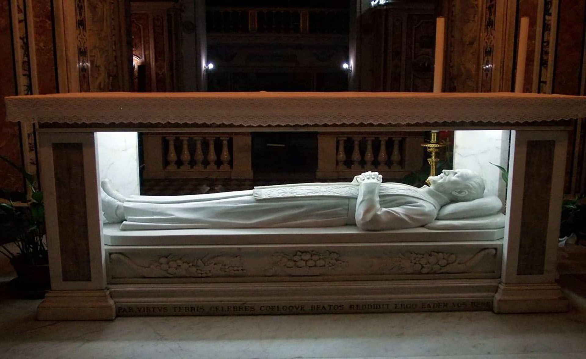 La cripta de la iglesia napolitana de S. Paolo Maggiore, donde descansa San Cayetano de Thiene y es venerado en Italia