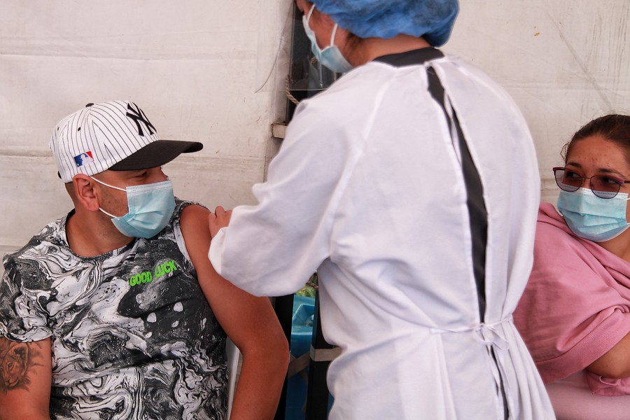 Bogotá. Enero 15 de 2021. Secretaría de Salud intensifica estrategias para que niños, niñas y
adolescentes se vacunen antes del regreso a clase. A partir hoy en los más de 41 puntos de vacunación habilitados contra el Covid-19 en la ciudad, habrá acceso preferencial a niños, niñas y adolescentes para la inmunización contra el virus. En la foto: Punto de Vacunación Mundo Aventura. (Colprensa - Camila Díaz)