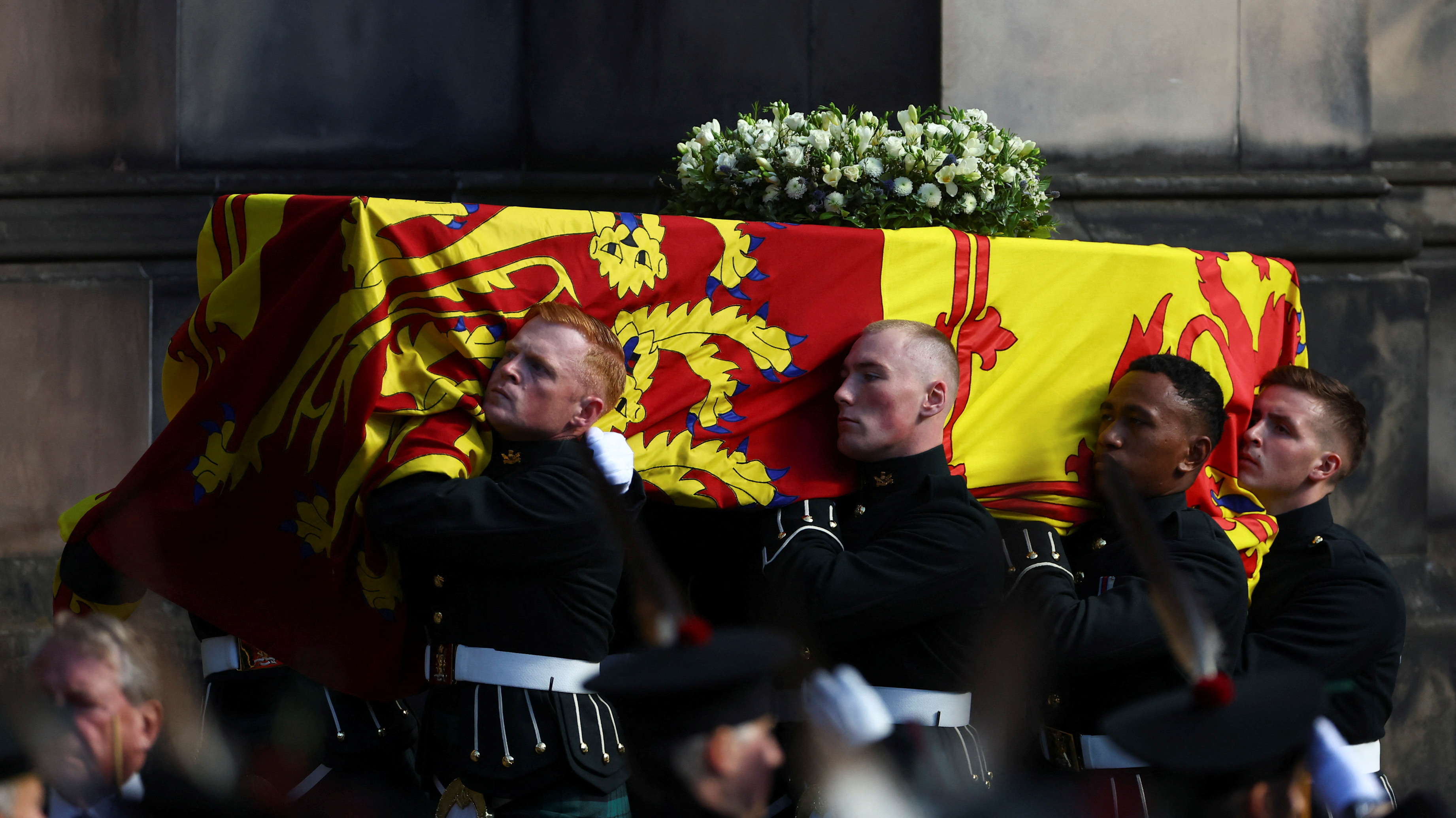 El ataúd de la reina Isabel, cuando el coche fúnebre llega a la Catedral de St. Giles, en Edimburgo, Escocia, Gran Bretaña, el 12 de septiembre de 2022 (Reuters)