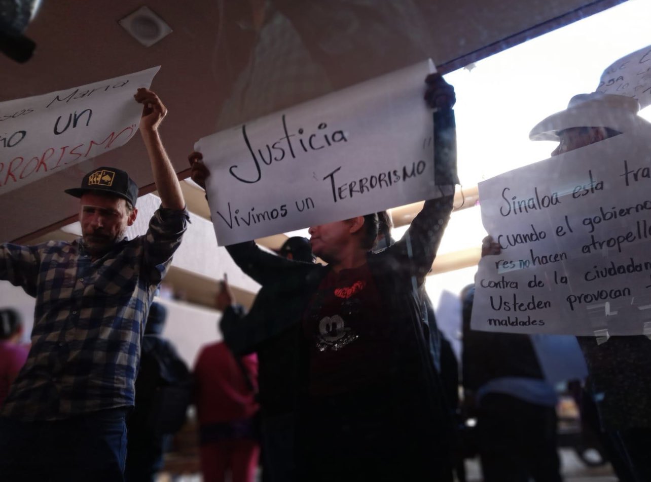 Los habitantes protestaron por la presencia de los militares y exigieron ver al gobernador Rocha Moya 
(Foto: Twitter/@AdrianLopezMX)