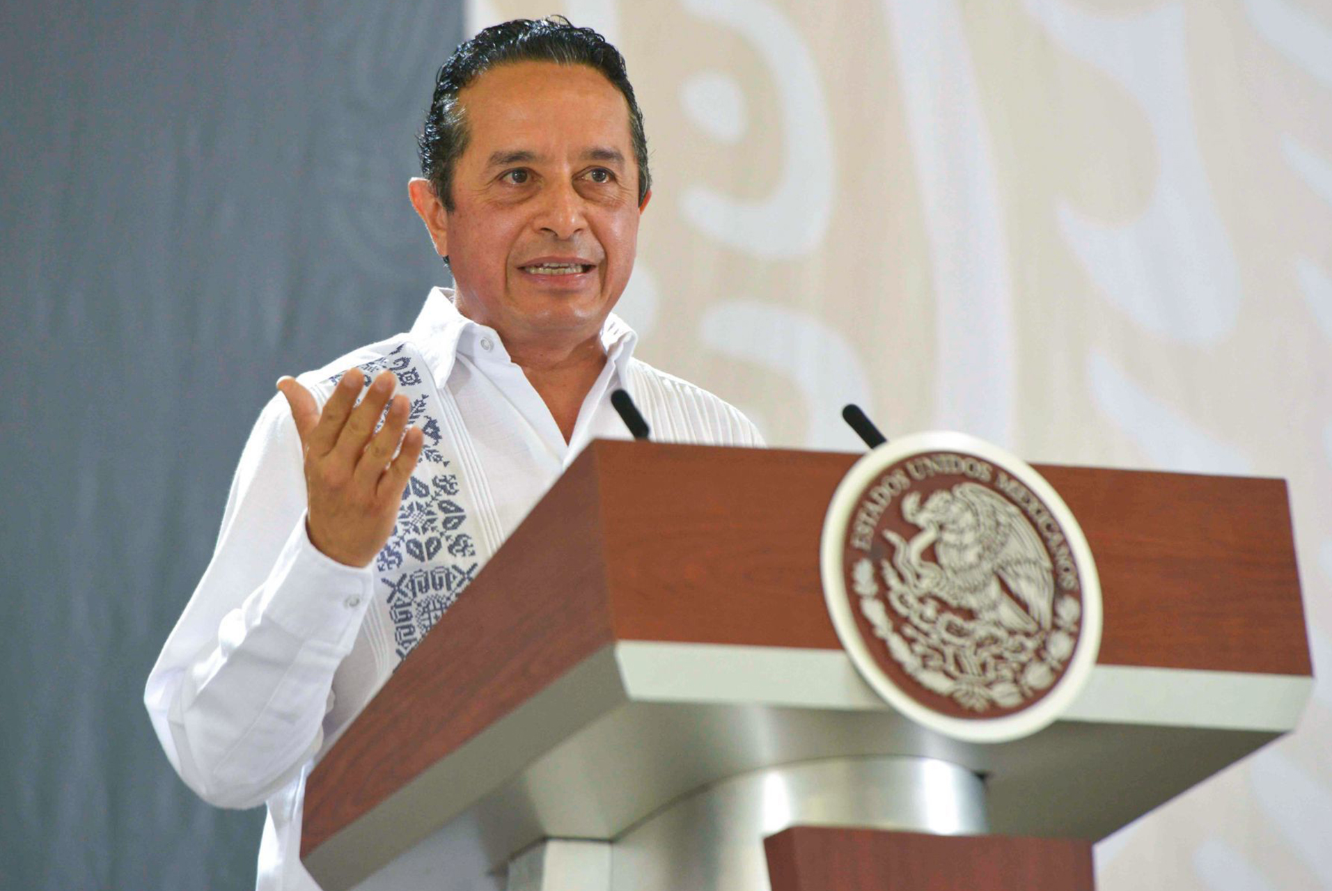 El gobernador de Quintana Roo, Carlos Manuel Joaquín González, apareció en la lista por permitir el cambio del tramo 5 al interior de la selva (FOTO: PRESIDENCIA/CUARTOSCURO.COM)