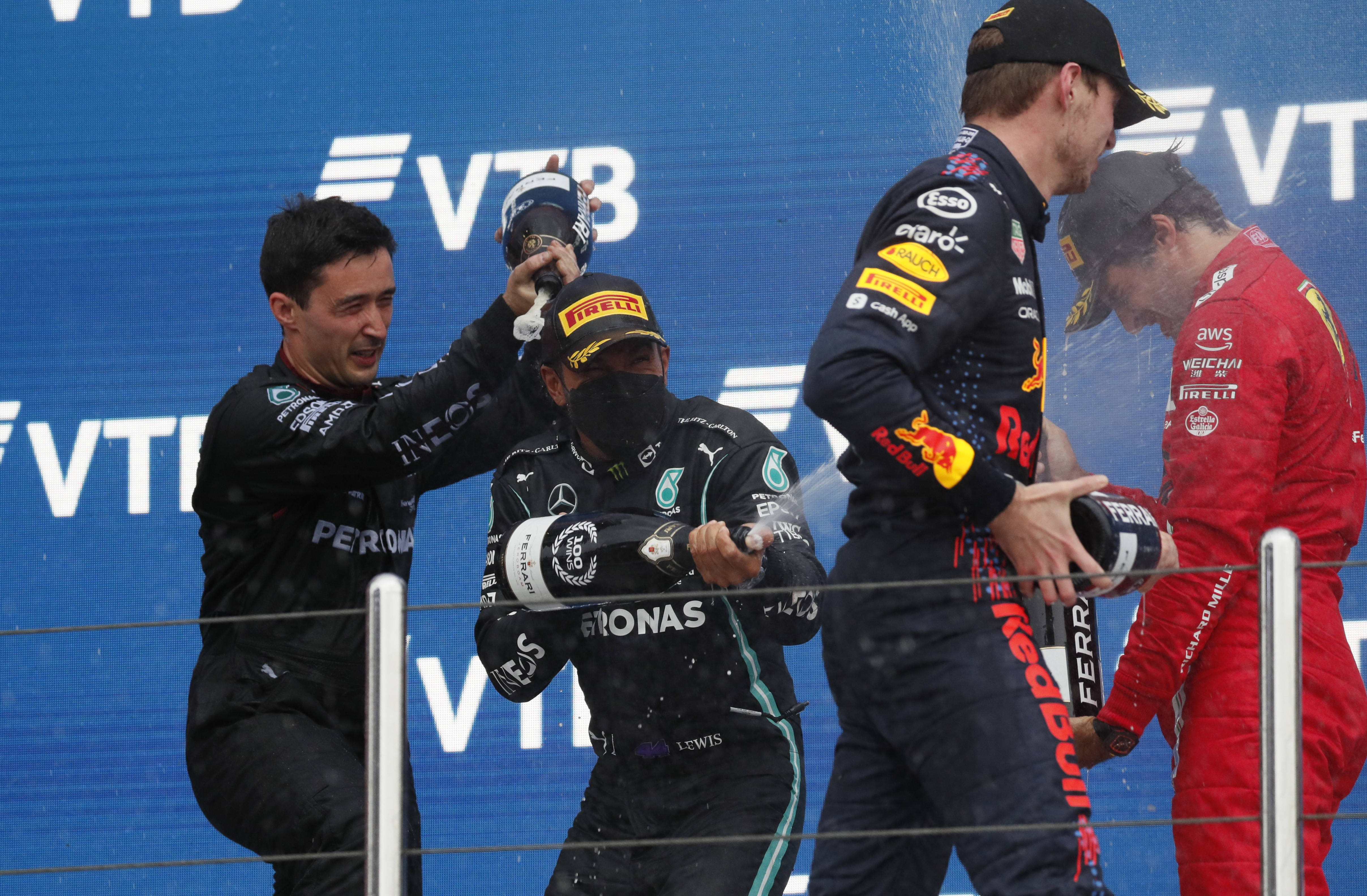 El podio de Sochi, con Lewis Hamilton, Max Verstappen y Carlos Sainz (REUTERS/Yuri Kochetkov)