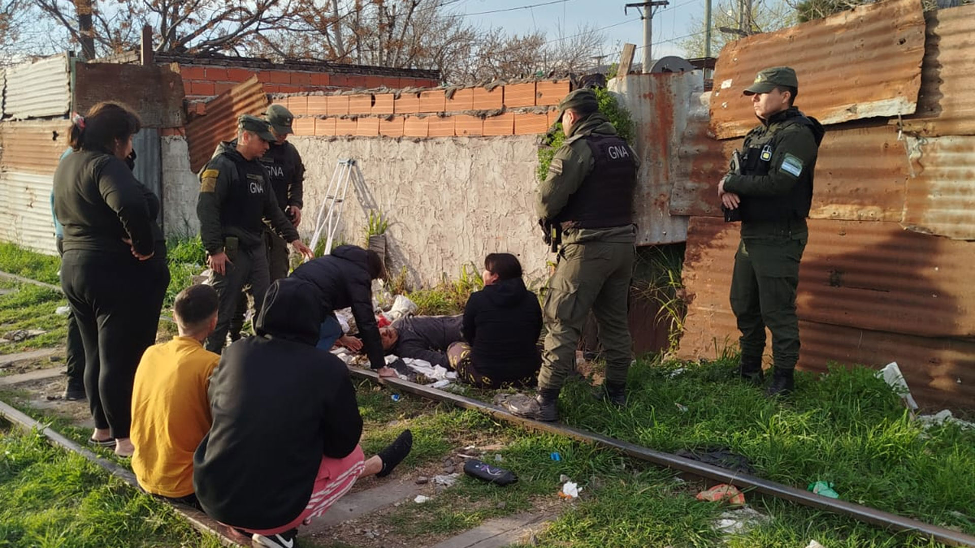 Lo encontraron muerto en la v&iacute;as del tren, creyeron que hab&iacute;a sido atropellado, pero ahora investigan un presunto homicidio