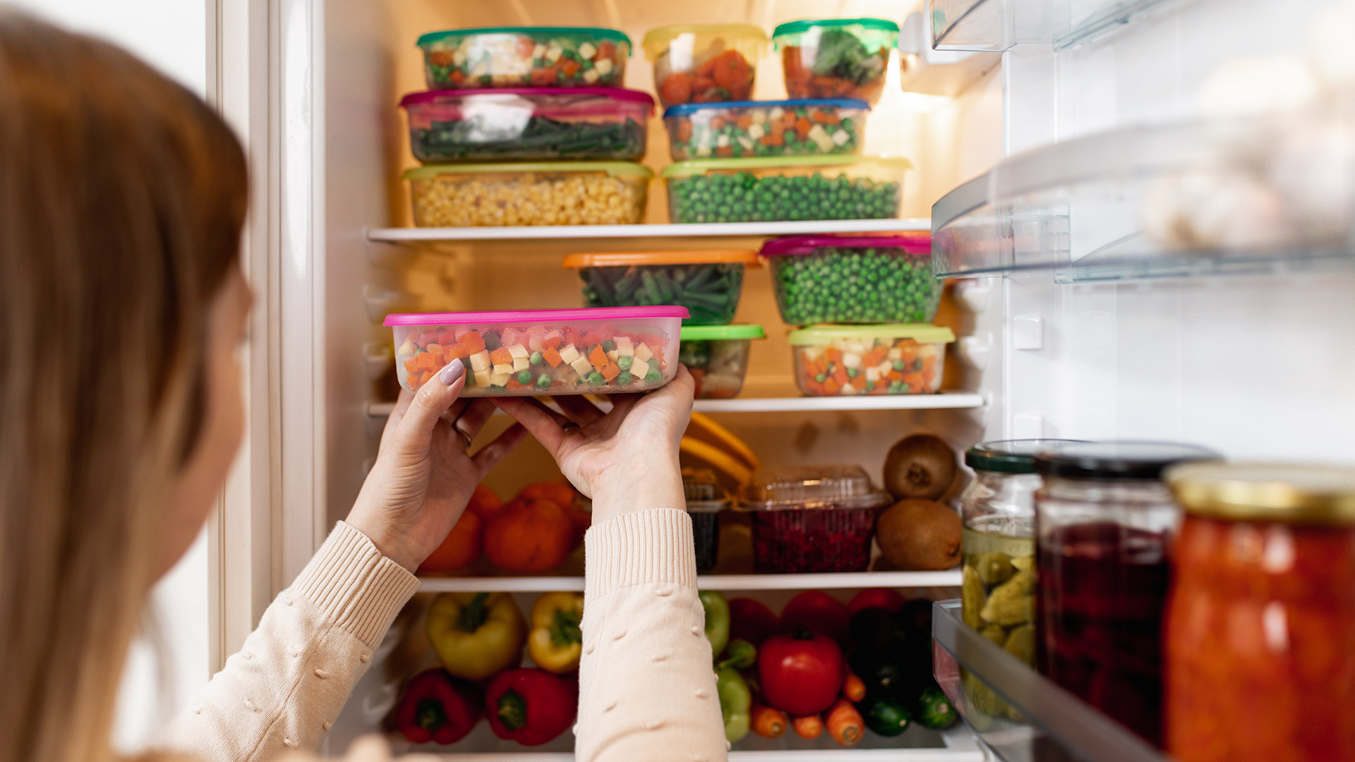 Los alimentos se deben descongelar en la heladera o refrigerador y no a temperatura ambiente para evitar la proliferación de agentes patógenos (Getty)