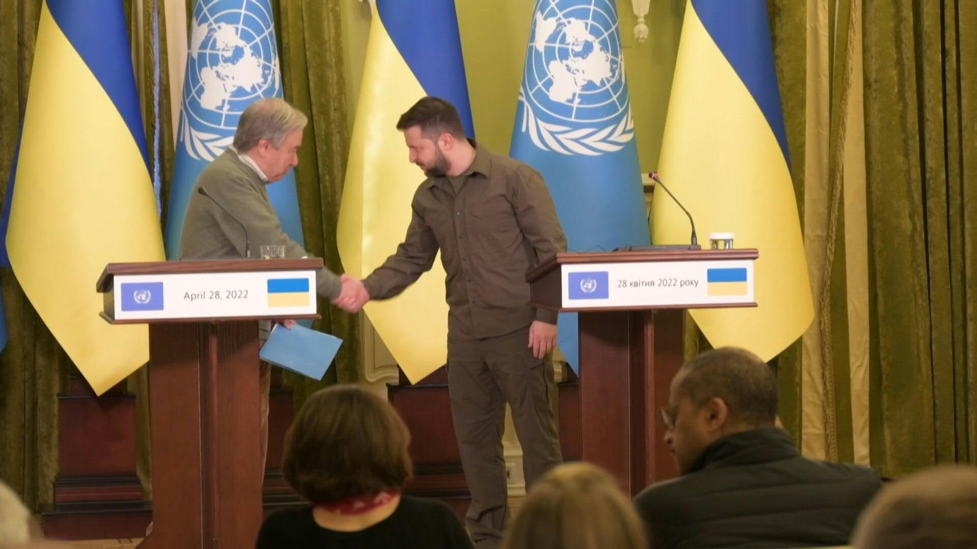 Zelensky y Guterres se saludan en público antes de ofrecer una conferencia de prensa en Kiev, tras una reunión bilateral para acordar la apertura de un corredor humanitario entre Mariupol y Zaporizhzhia