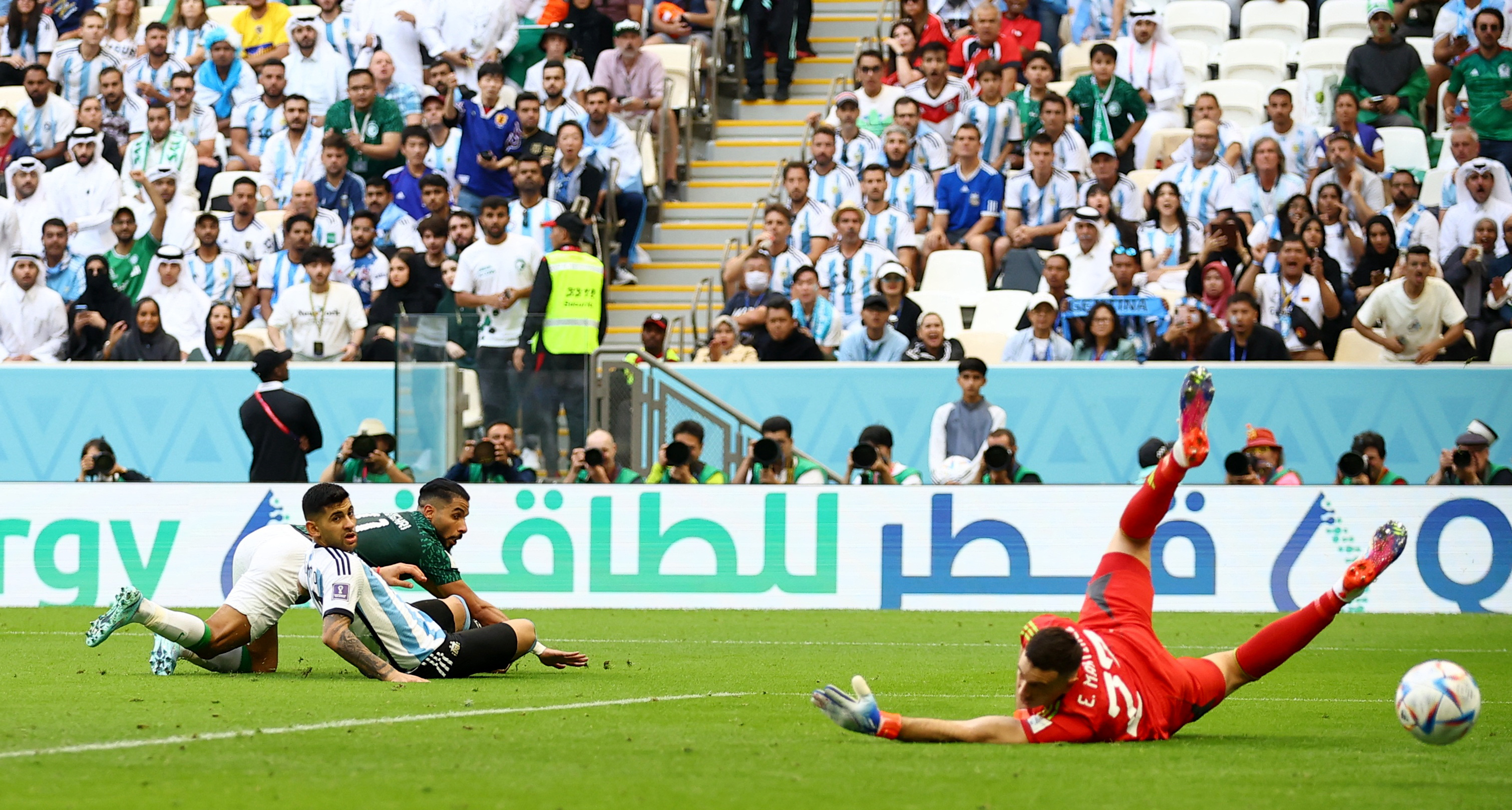 Al-Shehri's shot before Cuti's bad closing.  The shot exceeded Martínez's stretch (REUTERS / Hannah Mckay)