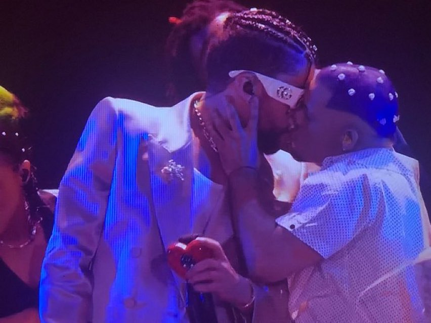 The gay kiss has been one of the most commented on the MTV VMAs 2022 (Photo: MTV)
