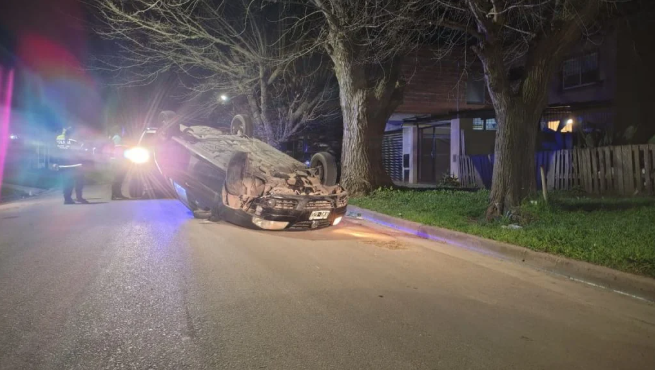 Manejaba alcoholizado mientras discut&iacute;a con su pareja, choc&oacute; contra un arbol y volc&oacute; en Mar del Plata