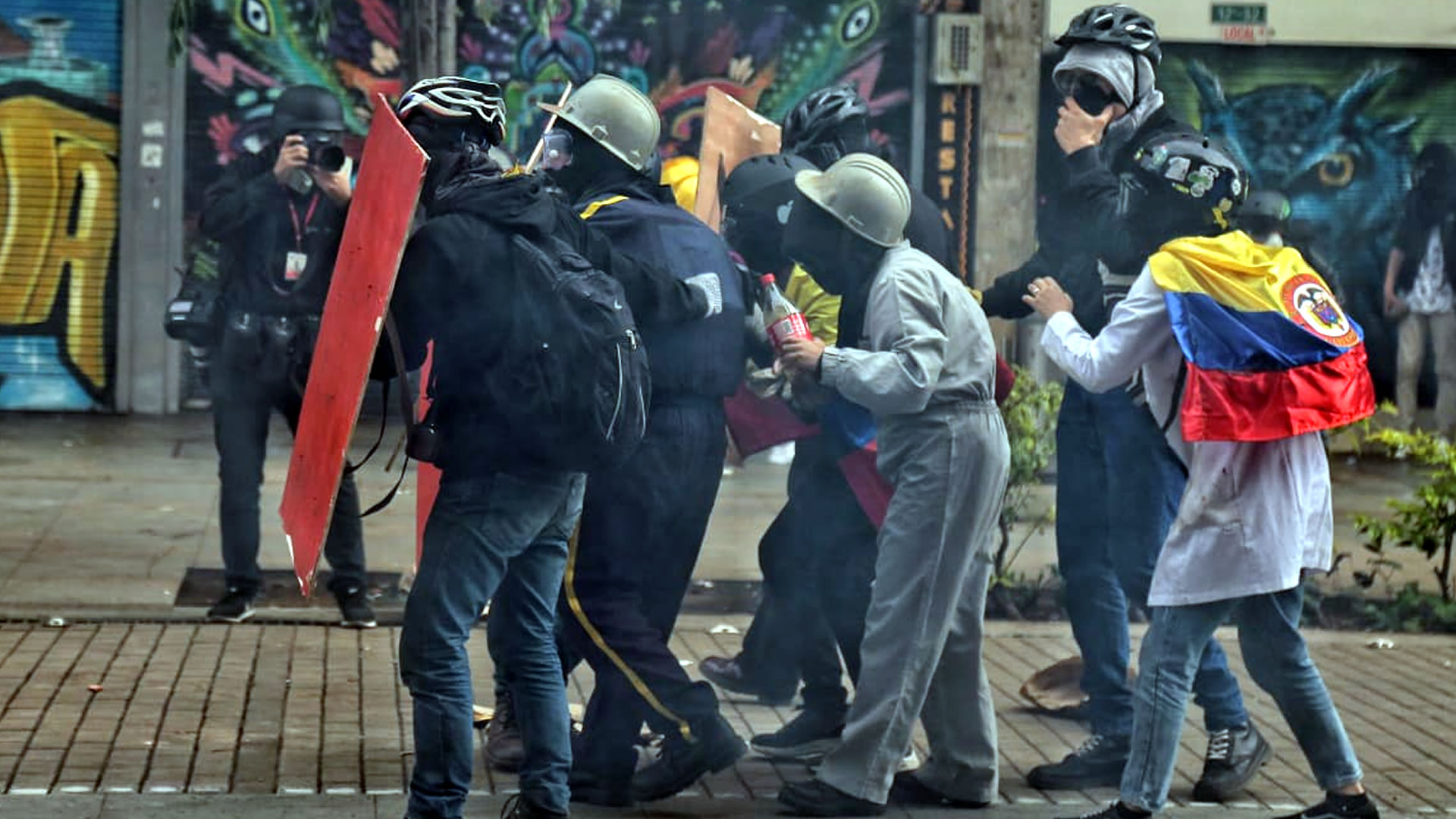 Disturbios en el centro de Bogotá luego de llevarse a cabo las marchas del Paro Nacional. (Colprensa - Álvaro Tavera).