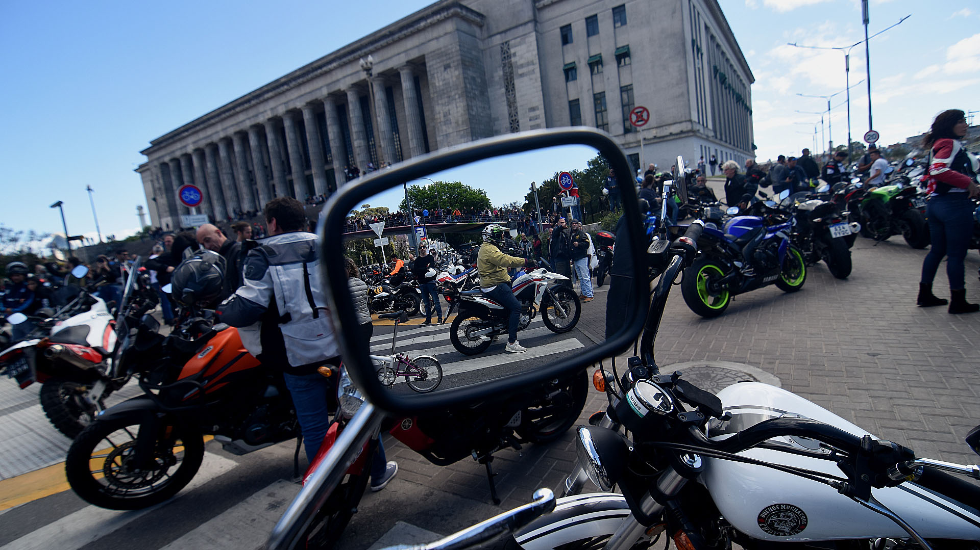 Cientos de motoqueros protestaron frente a la Facultad de Derecho 