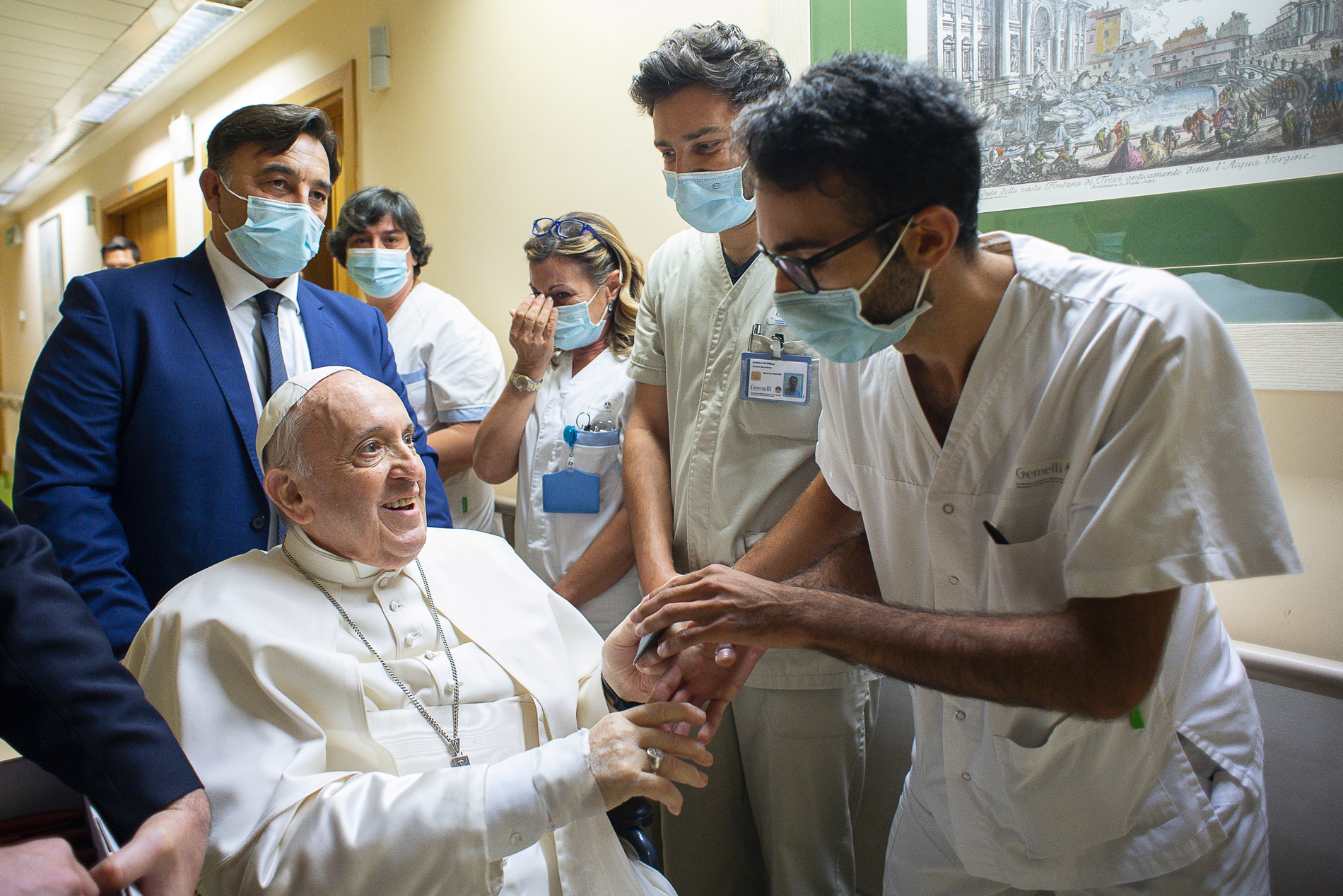 El saludo a un trabajador sanitario. El pontífice destacó la importancia de un sistema sanitario público y de calidad (Vatican Media via REUTERS)