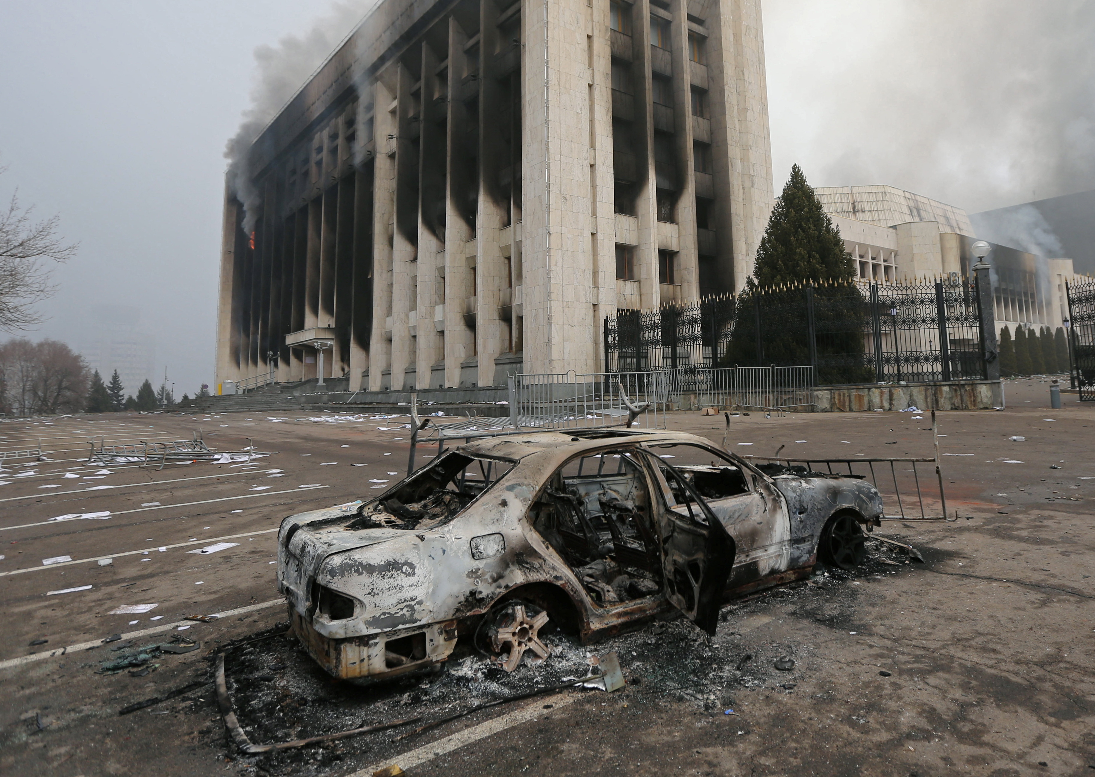 Un auto incendiado frente a la alcaldía (REUTERS/Pavel Mikheyev)