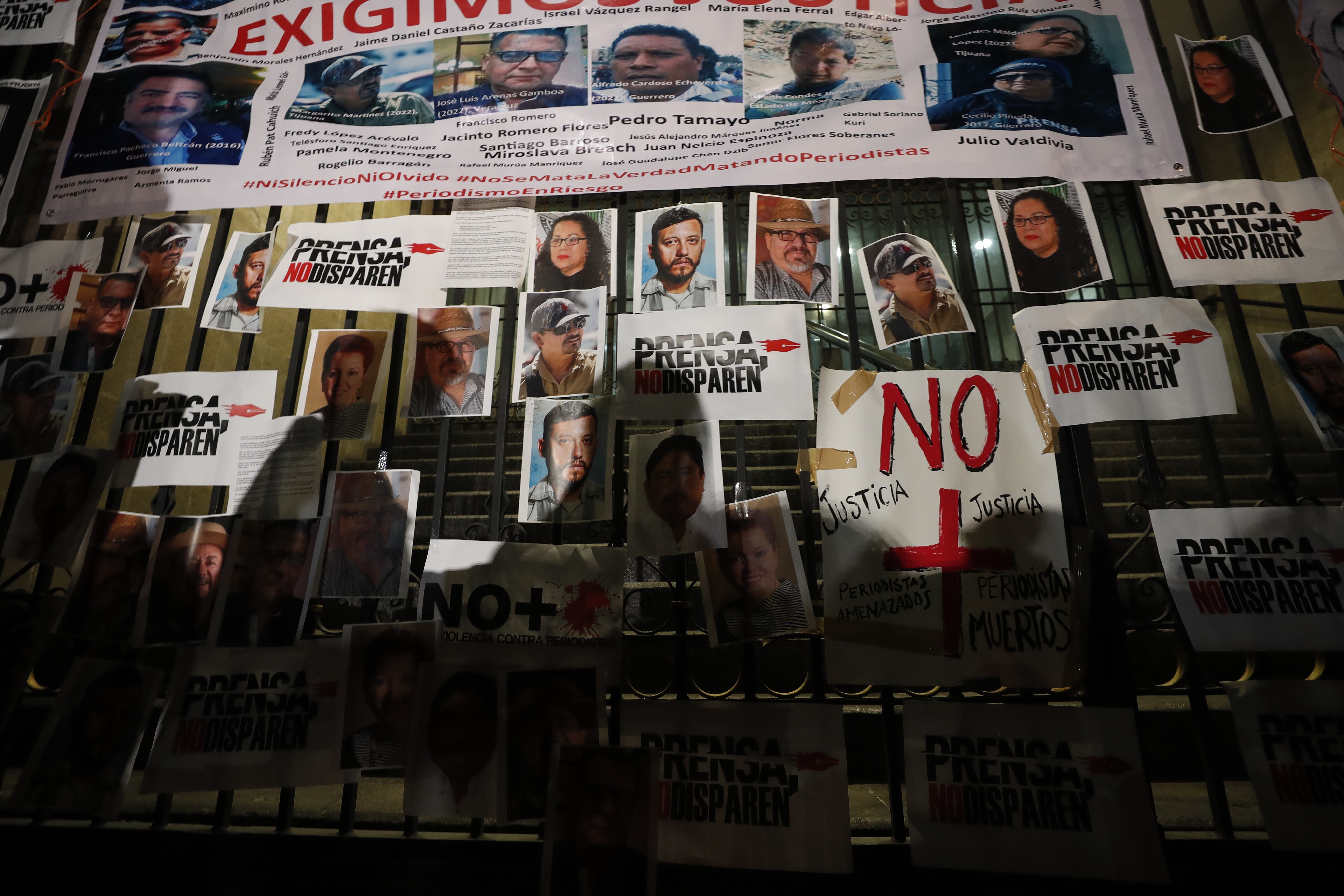 Periodistas protestan ante la sede de la Secretaria de Gobernación para rechazar la violencia en contra de sus colegas y el oficio de informar, en Monterrey (Foto: EFE)