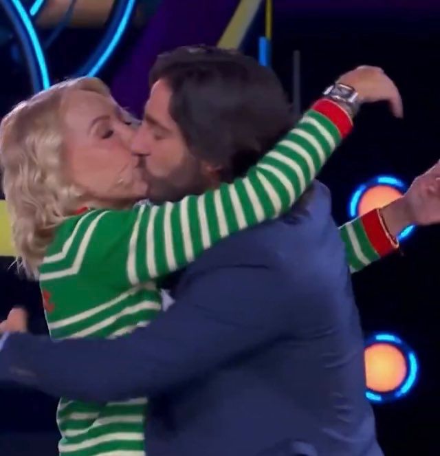 Así fue el beso entre Laura Bozzo y Luis Caballero “Potro” (Foto: Instagram/@telemundorealities)