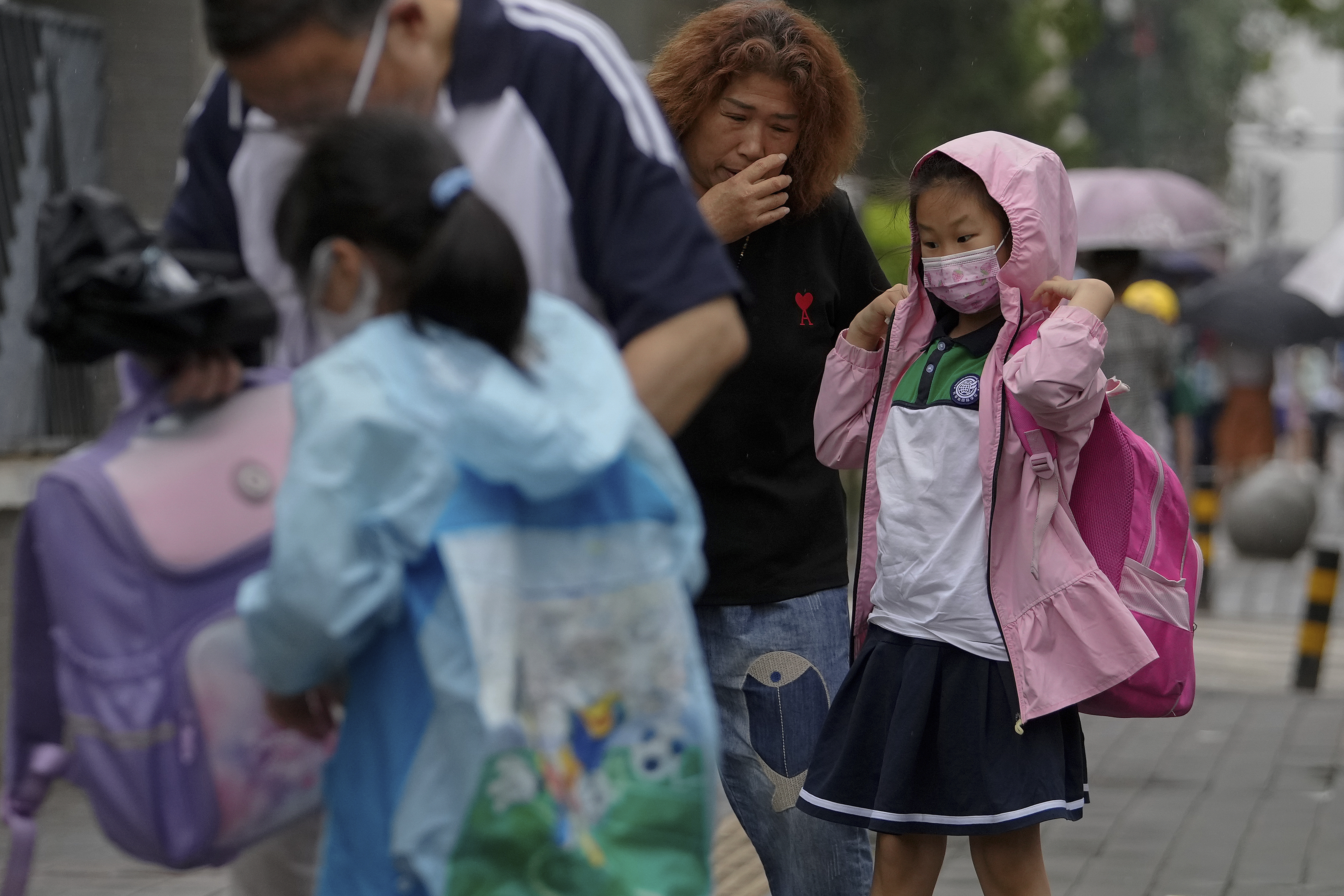 Los estudiantes de primaria y secundaria en Beijing regresan a las escuelas el lunes después de que las clases escolares se cerraron durante meses debido a la pandemia de COVID-19. (Foto AP/Andy Wong)