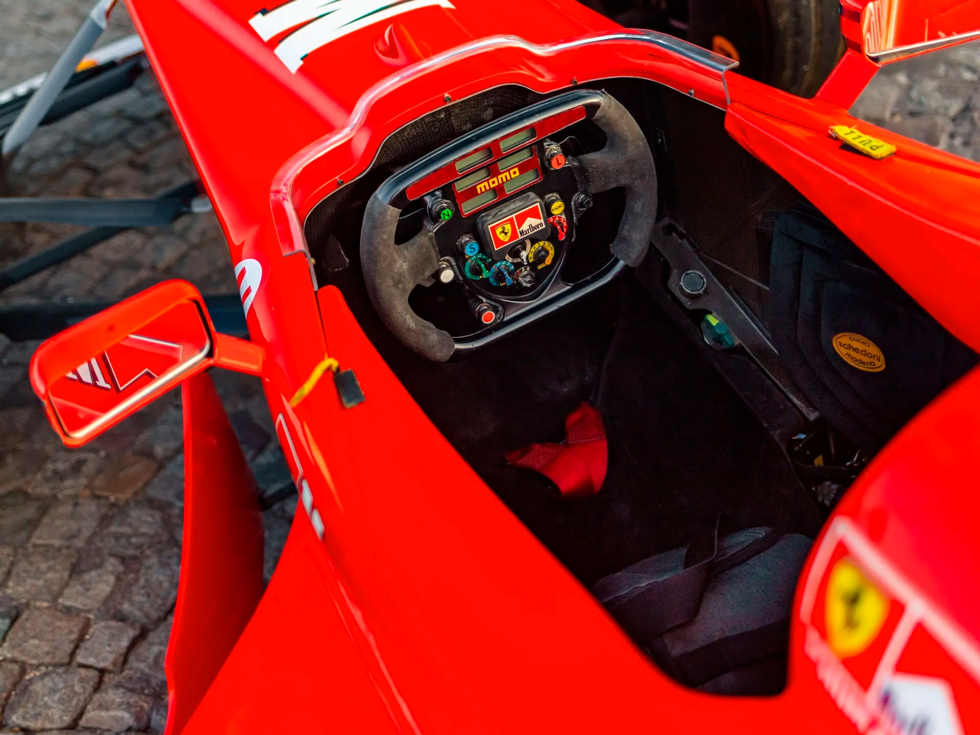 Así es el interior de la F300-187 que manejó Schumacher (@rmsothebys)