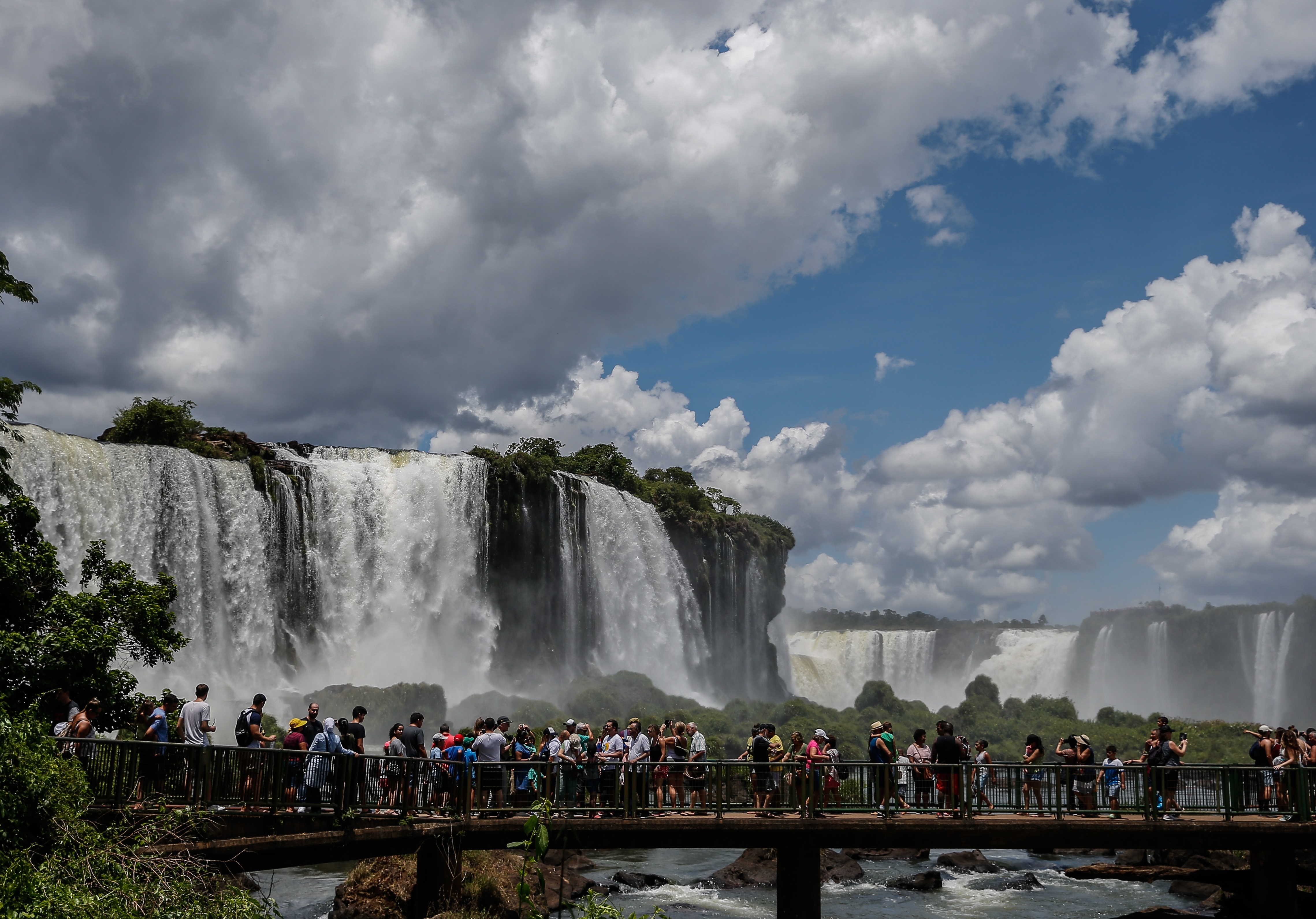 Vista de turistas en las Cataratas del Iguazú, en la provincia Misiones (Argentina). EFE/Juan Ignacio Roncoroni/Archivo
