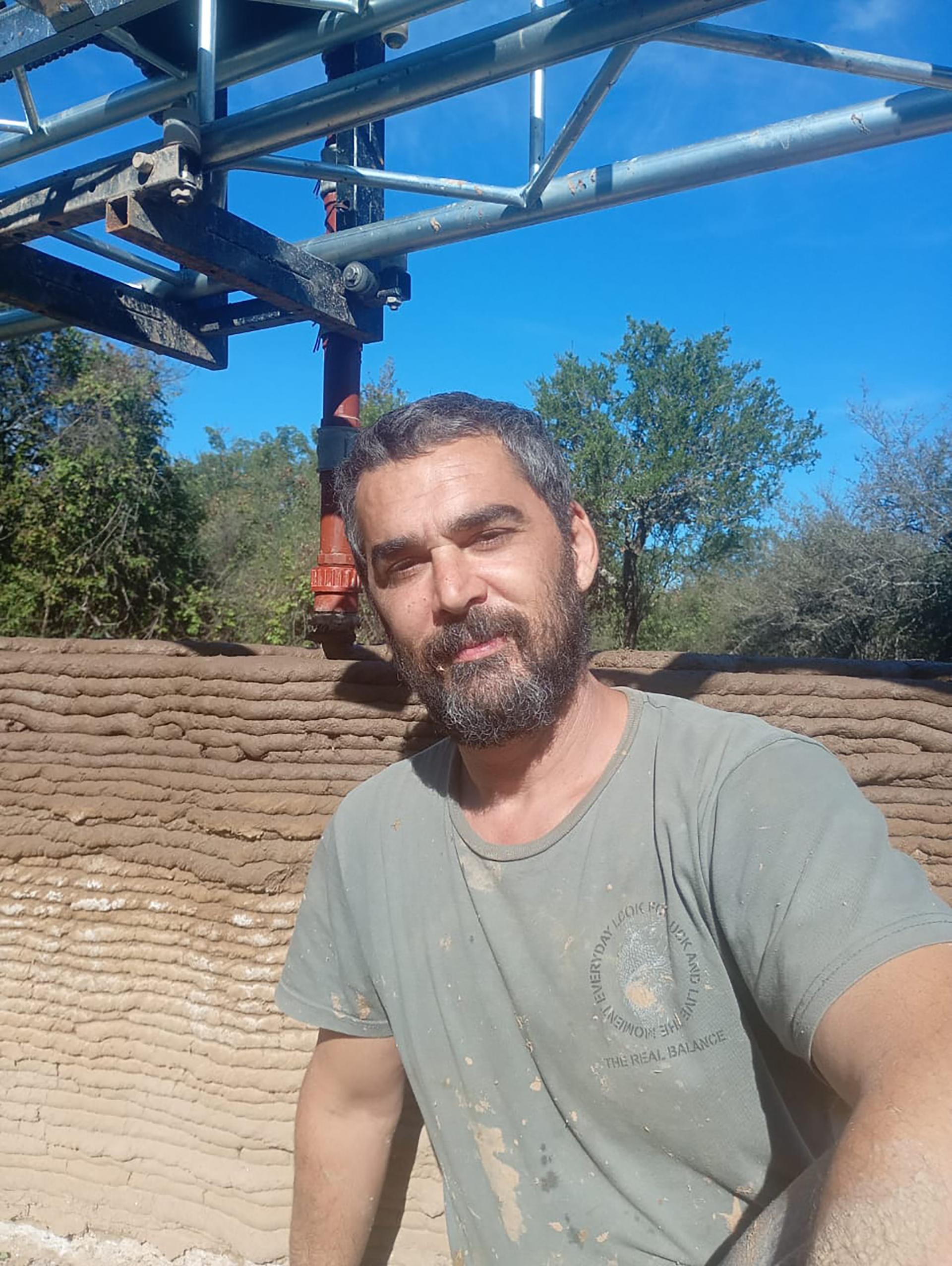 El argentino que construye con impresi&oacute;n 3D la primera casa de barro de Sudam&eacute;rica: 