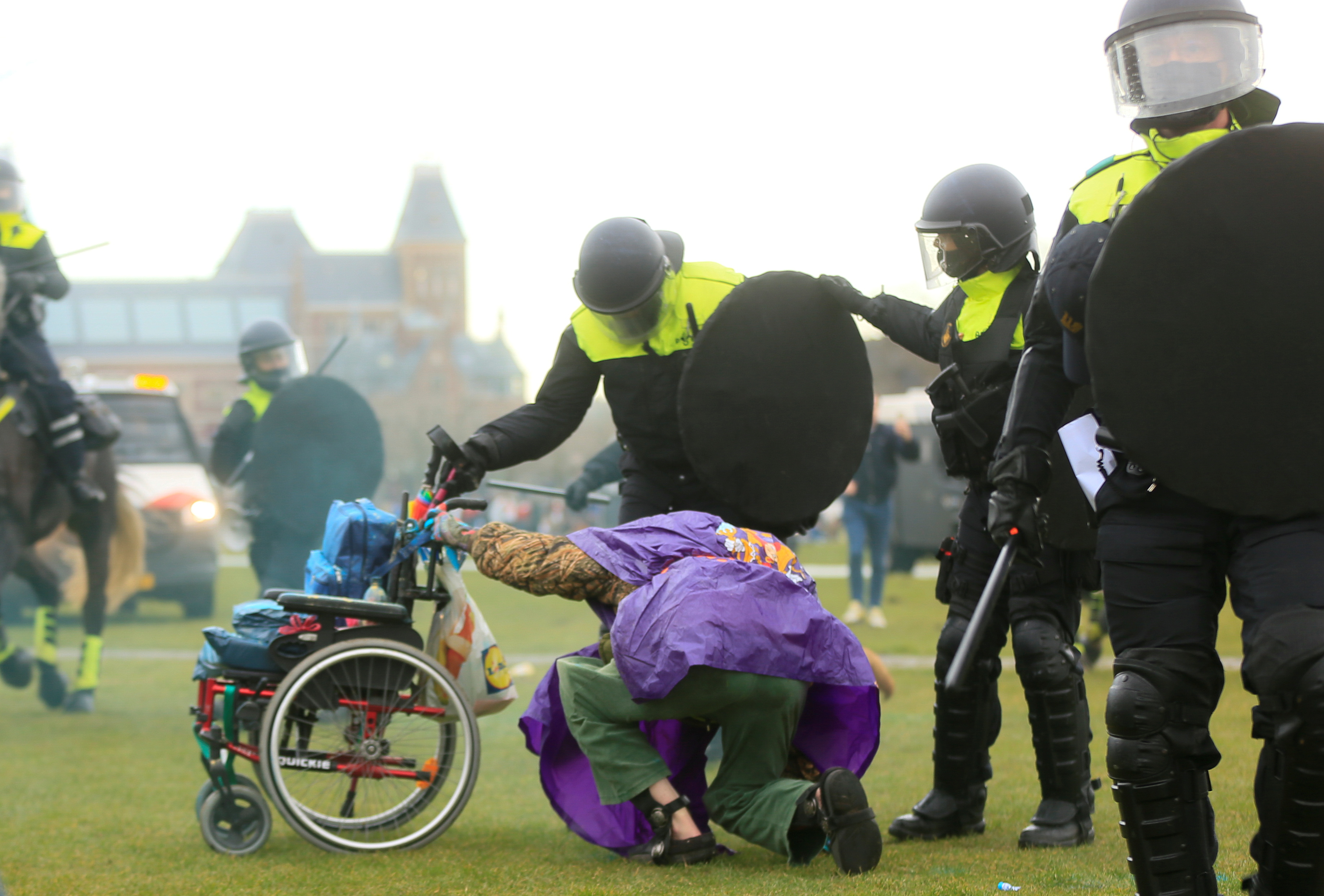 Agentes dispersan a los manifestantes en Ámsterdam (REUTERS/Eva Plevier)
