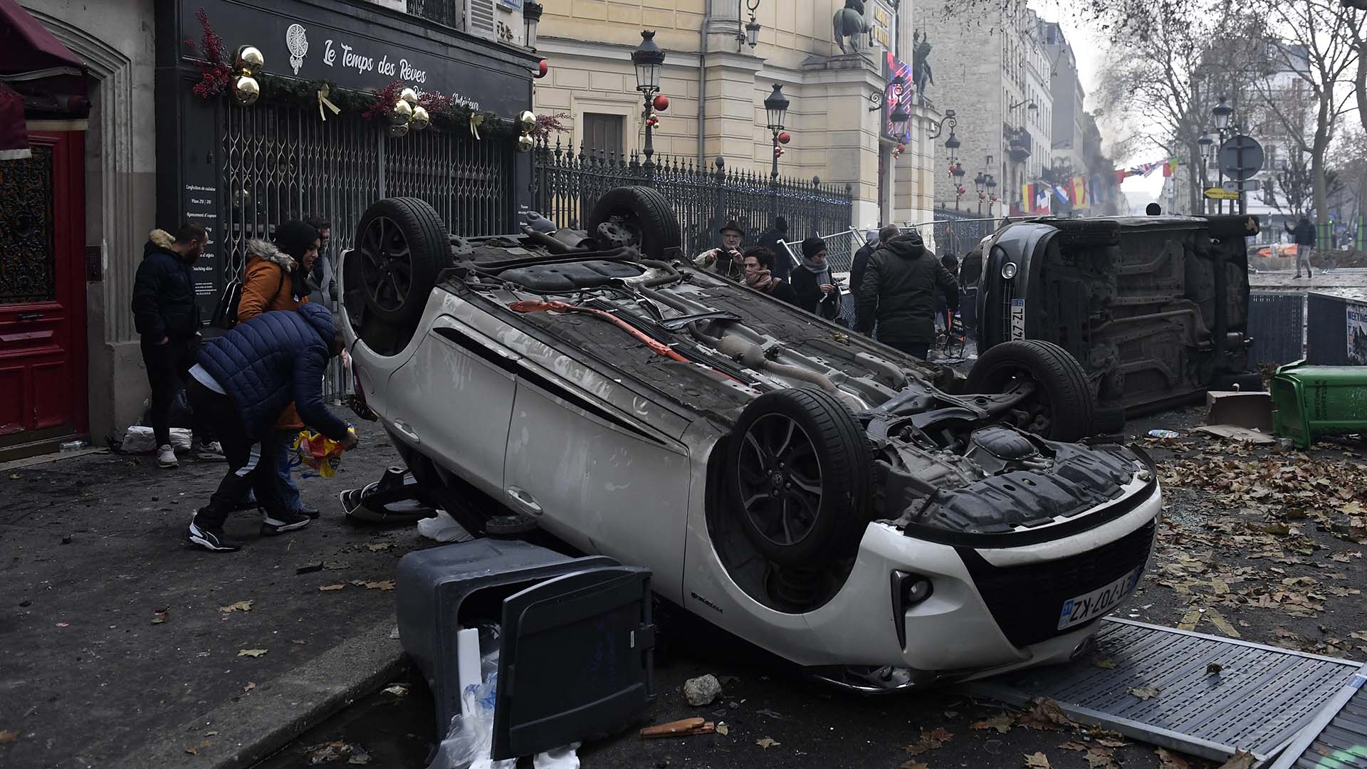 Un auto volcado (AFP)