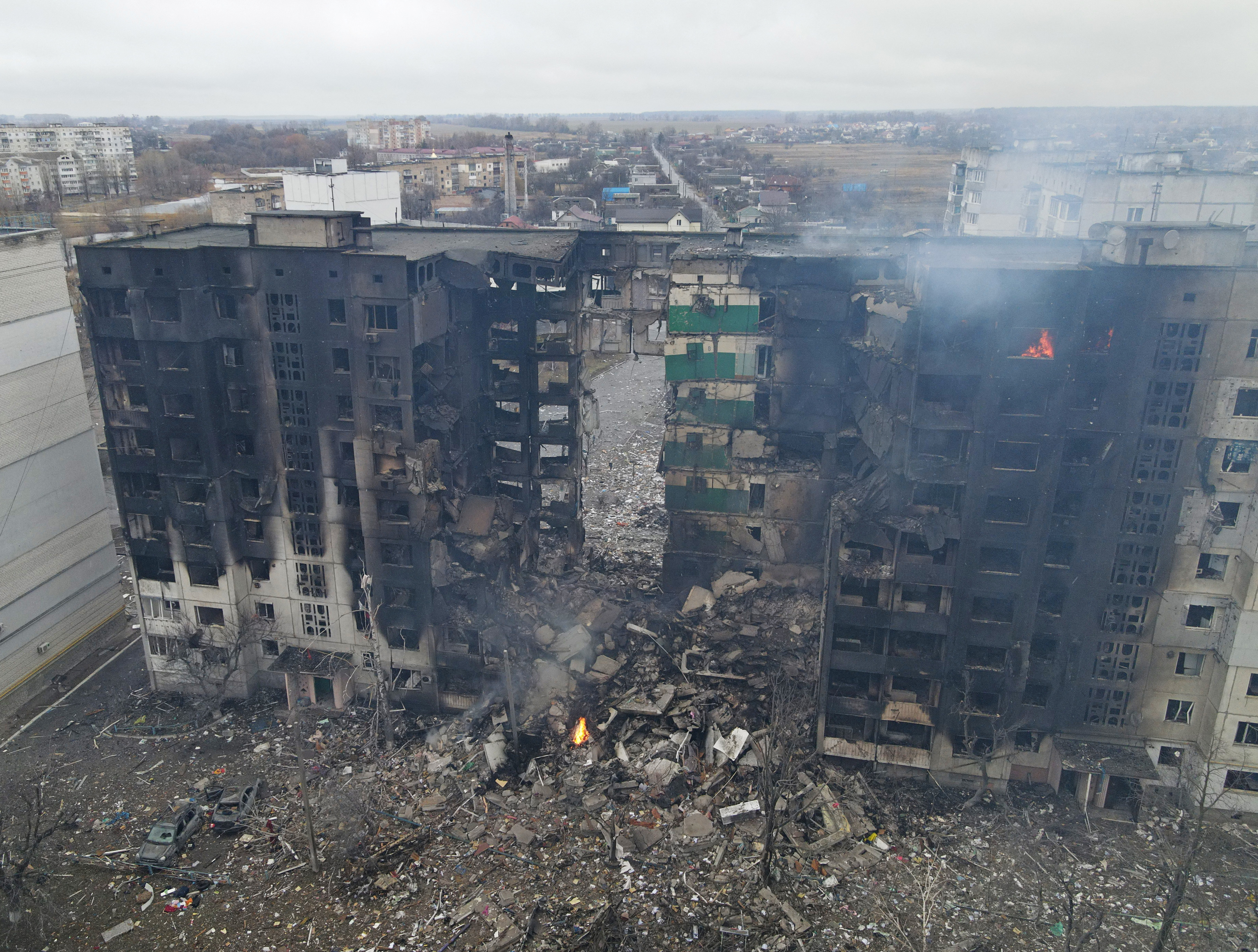 Una vista aérea muestra un edificio residencial destruido por los bombardeos, mientras continúa la invasión rusa de Ucrania, en el asentamiento de Borodyanka en la región de Kiev (Reuters)