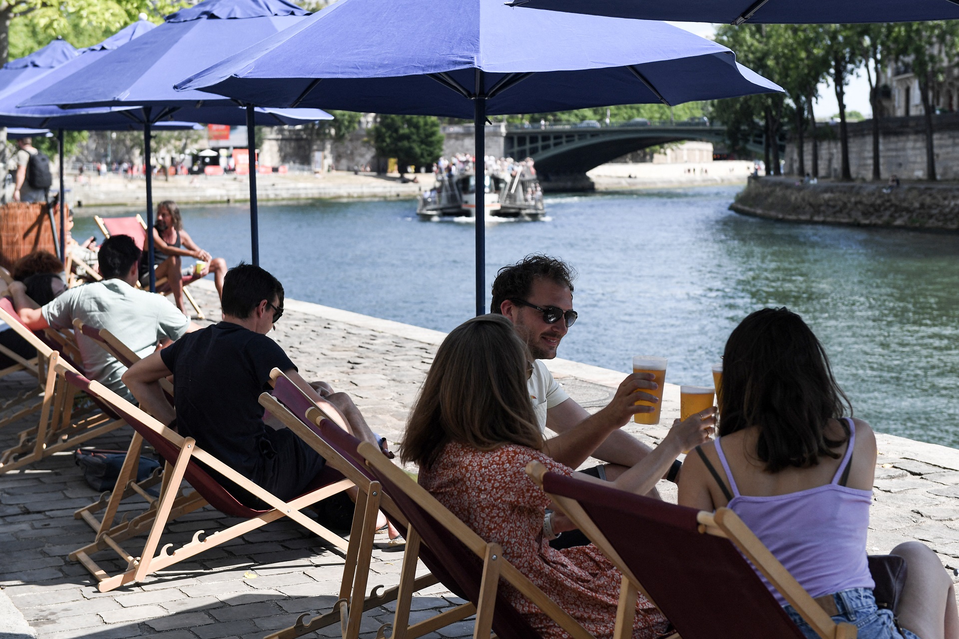 Bebidas, comidas y música frente al río son el menú de las jornadas de verano (AFP)