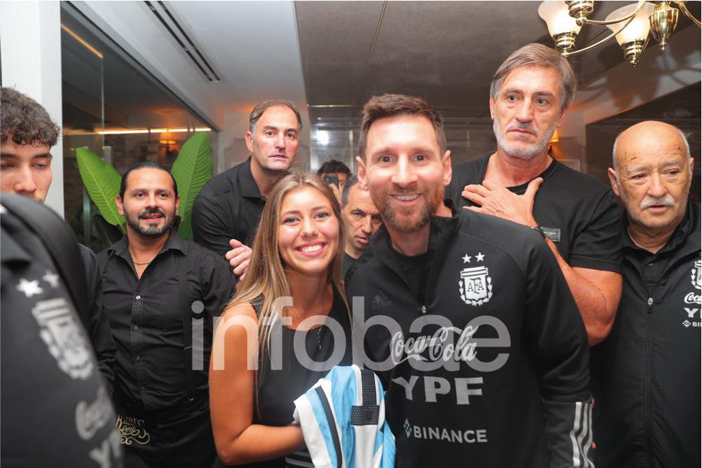 Todos querían una foto con Messi. A la salida, una empleada del restaurante le pidió una foto al capitán.