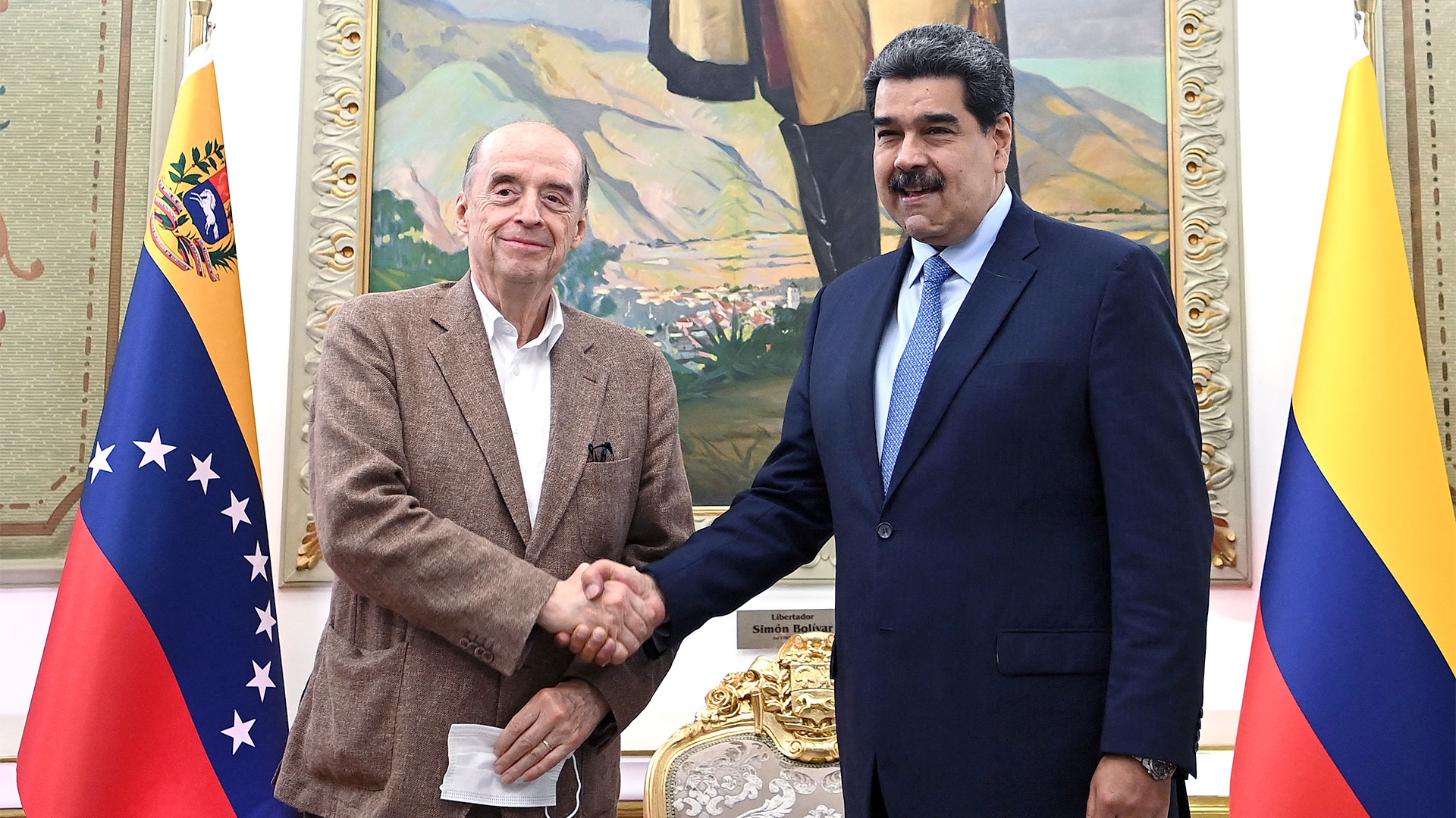Nicolás Maduro junto al canciller colombiano Álvaro Leyva (YURI CORTEZ / AFP)