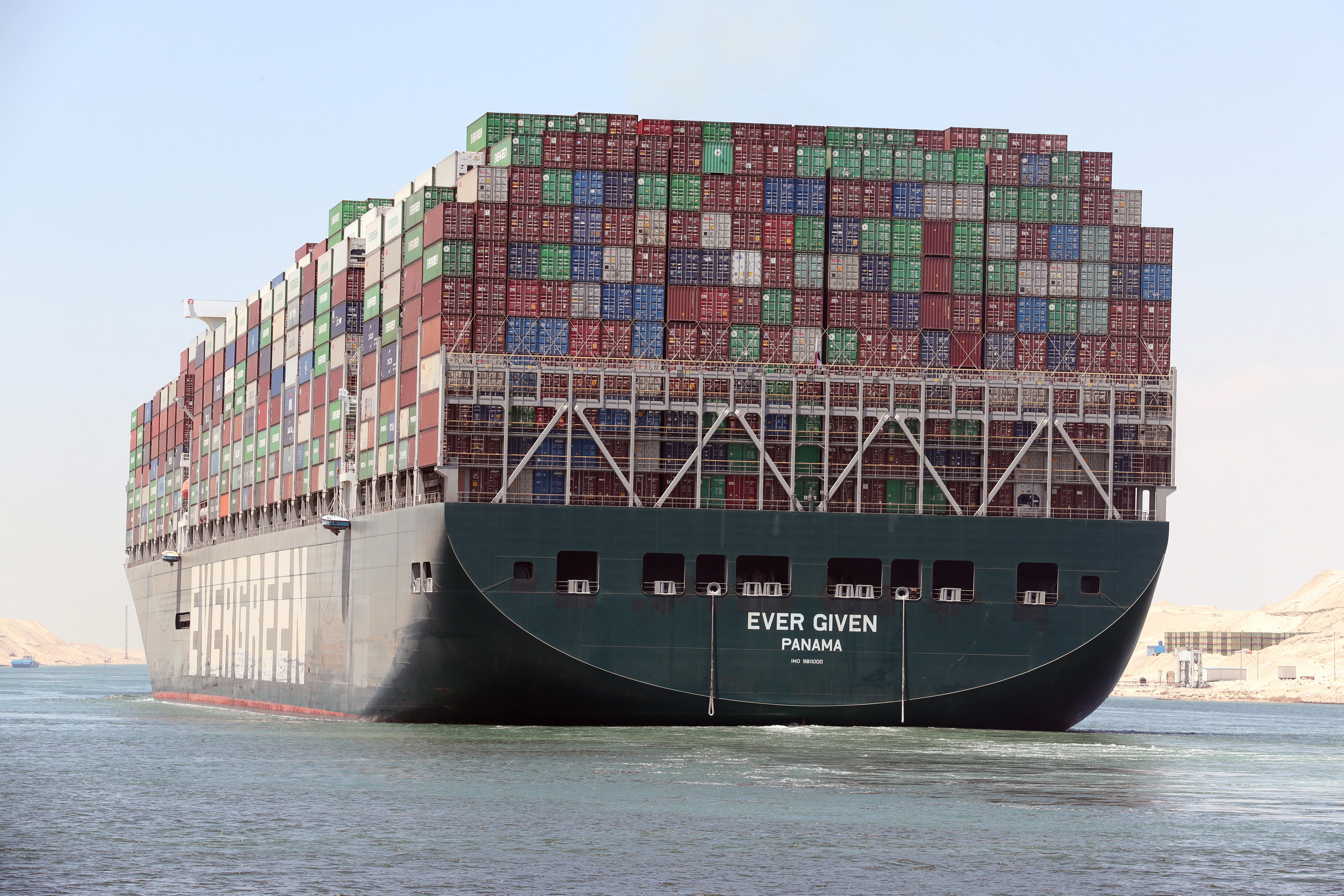 El Evergiven, un buque portacontenedores taiwanés con bandera de Panamá de la naviera Evergreen, que en marzo de 2021 bloqueó por unos días el Canal de Suez, por donde pasa el 10% del comercio mundial (EFE)