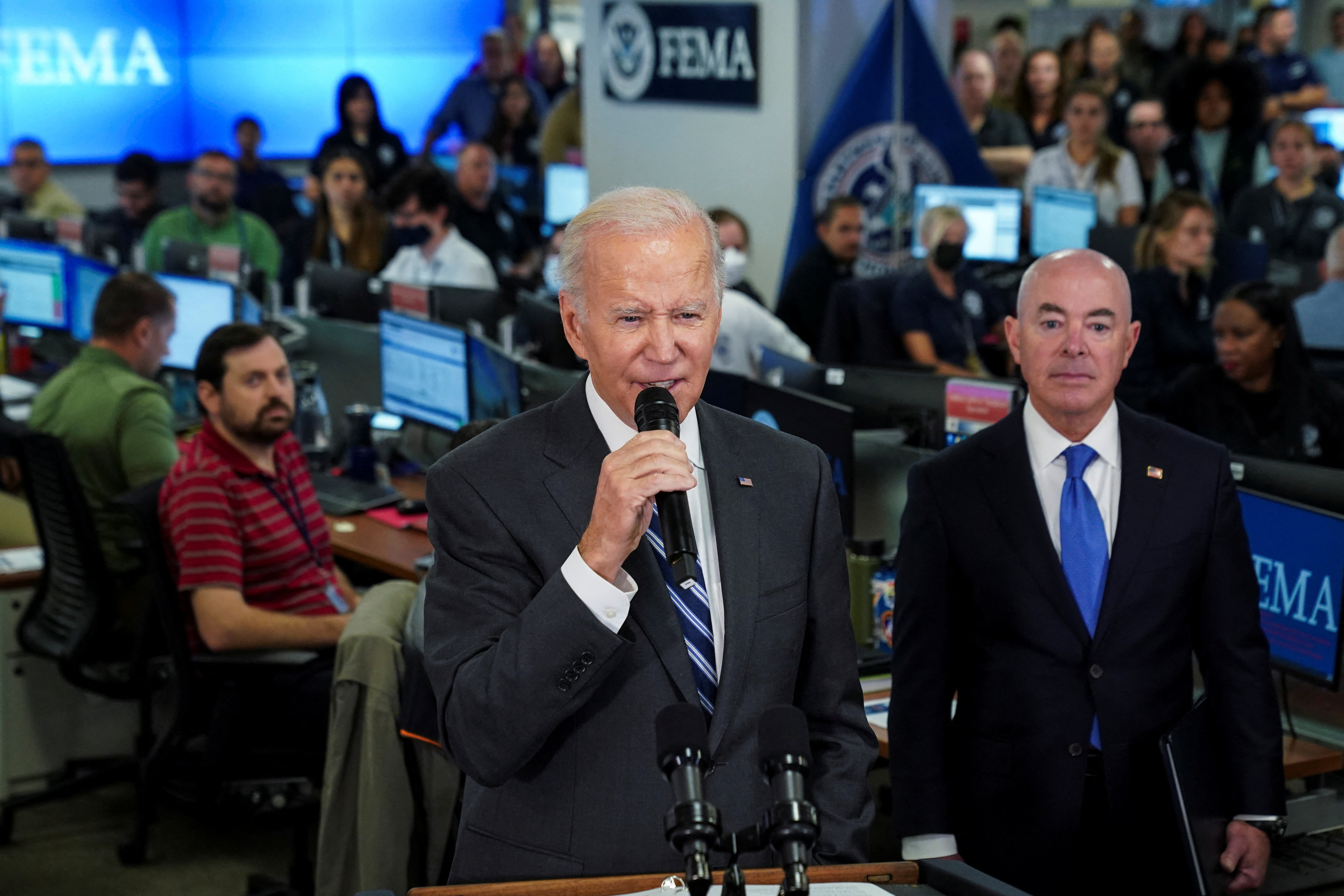 El presidente de EEUU, Joe Biden, habló en la sede de FEMA junto con el secretario del Departmento de Seguridad Interior (DHS), Alejandro Mayorkas. (REUTERS/Kevin Lamarque)