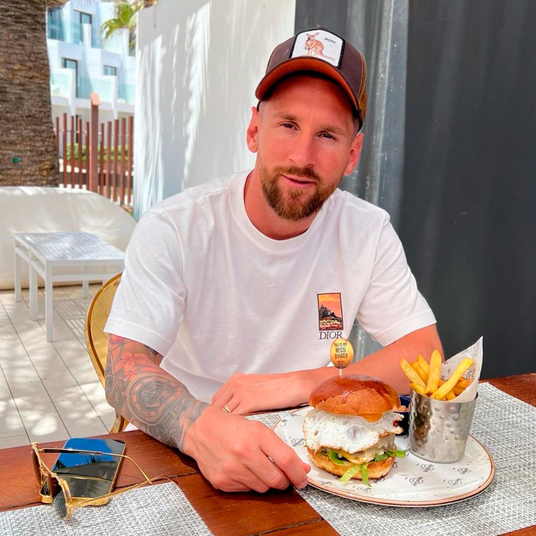 Messi y la suculenta hamburguesa (@leomessi)