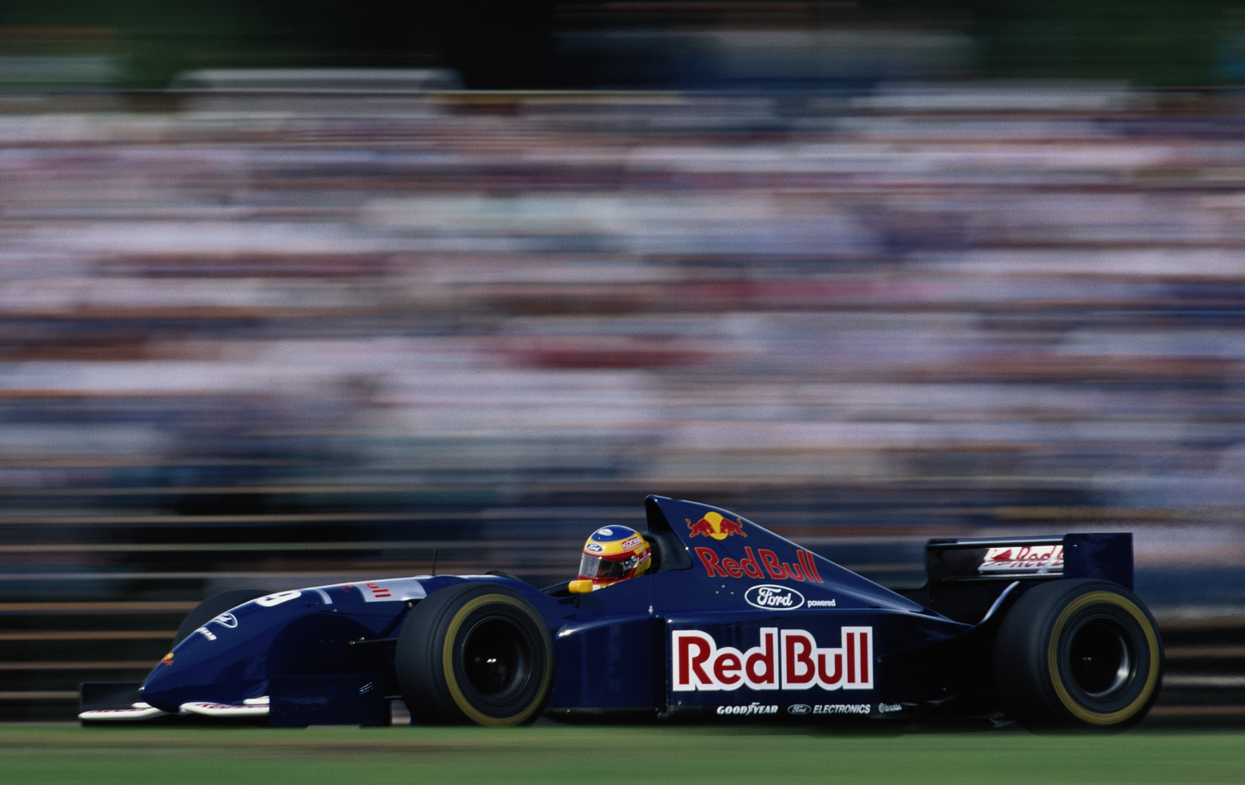 Karl Wendlinger con el Sauber en una práctica del Gran Premio de Argentina de 1995, cuando regresó la F1 al país. El team suizo tenía como principal sponsor a Red Bull y era motorizado por Ford (Photo by Pascal Rondeau/Getty Images) 