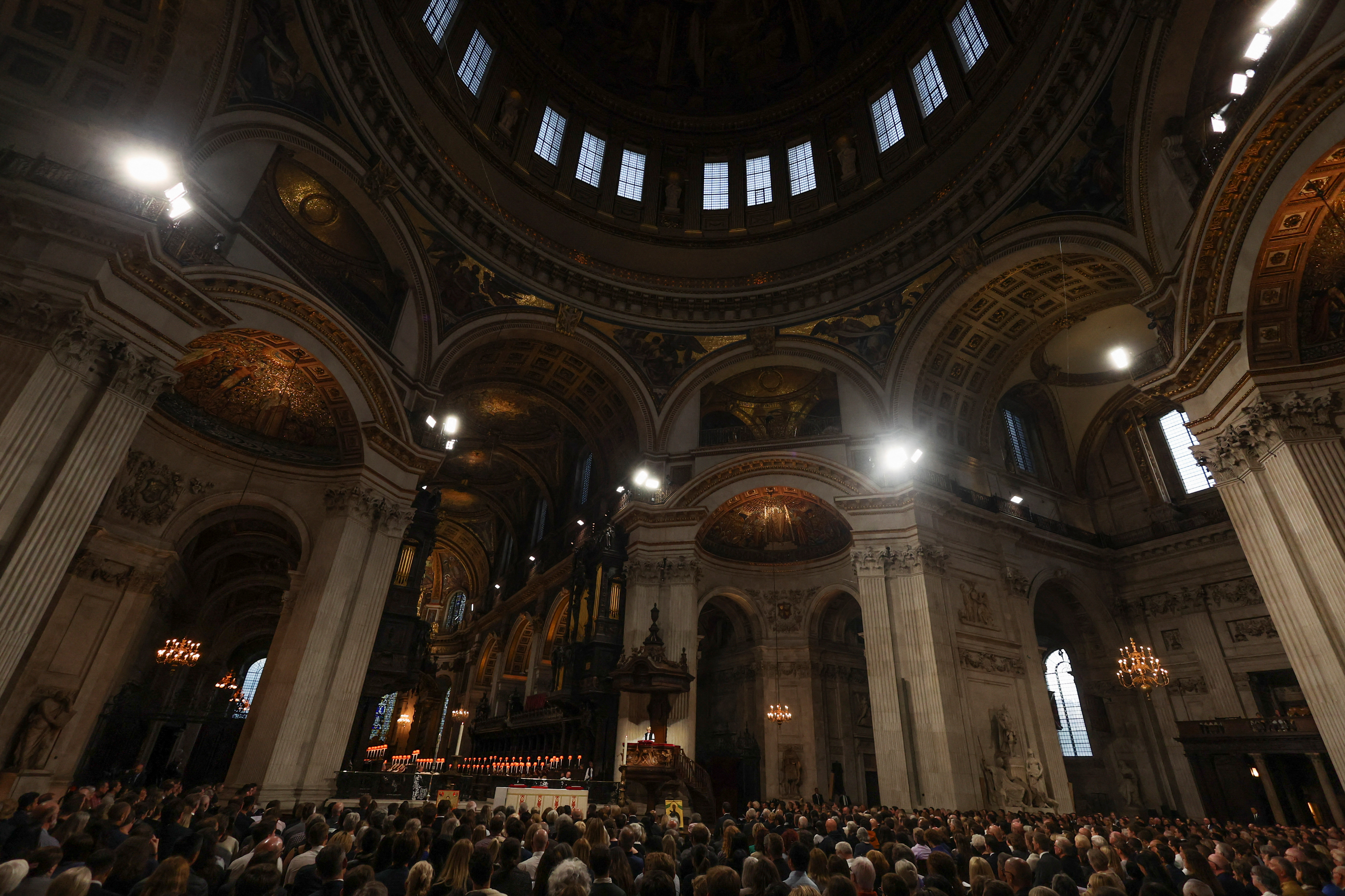 La vicaria de Londres, Sarah Mullally, habla durante la ceremonia ((REUTERS/Paul Childs)