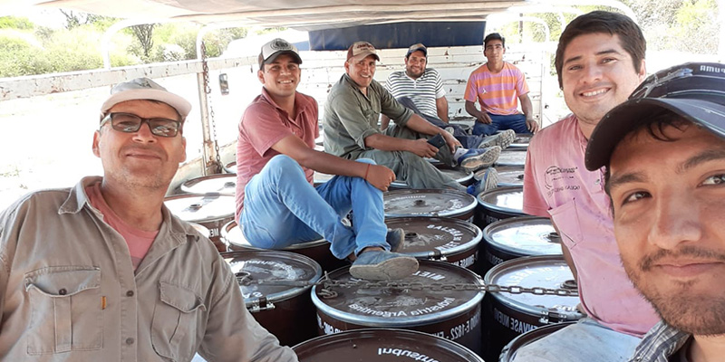 Luis Romero (el primero desde la izquierda) junto a otros integrantes de la Asociación de Jóvenes Apicultores que se formó para lograr certificar y exportar su miel orgánica. (Imagen: gentileza Luis Romero)